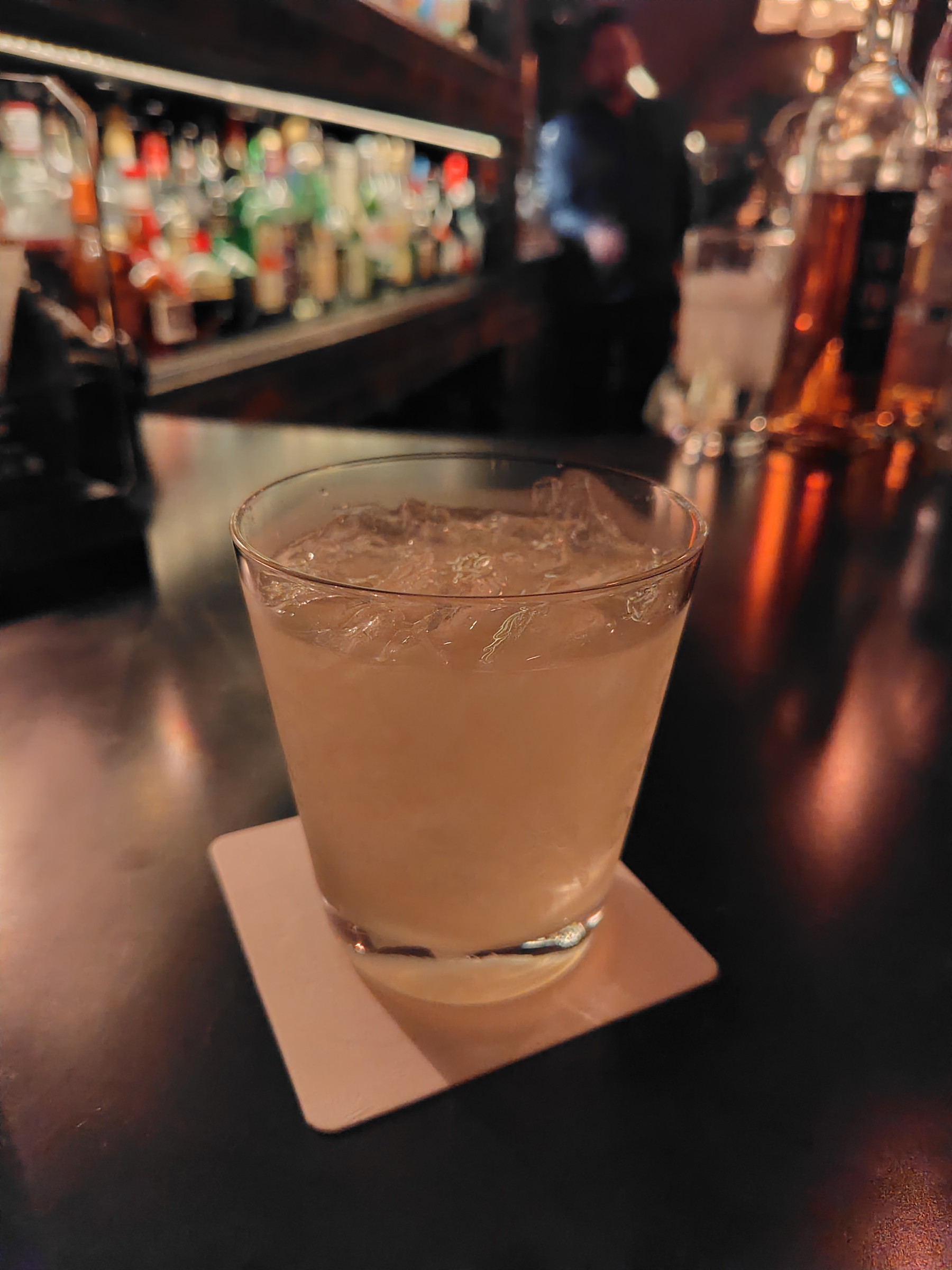 薄暗いバーで撮影。十分に明るく撮影できるだけでなく、色合いや周囲のボケ具合いも自然に仕上がっている