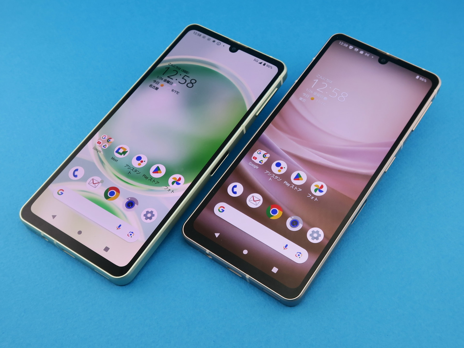 「AQUOS sense8」（左）と「AQUOS sense7」（右）を並べたところ。外観はほぼ同じで、右側面の指紋センサーの位置などが異なる。