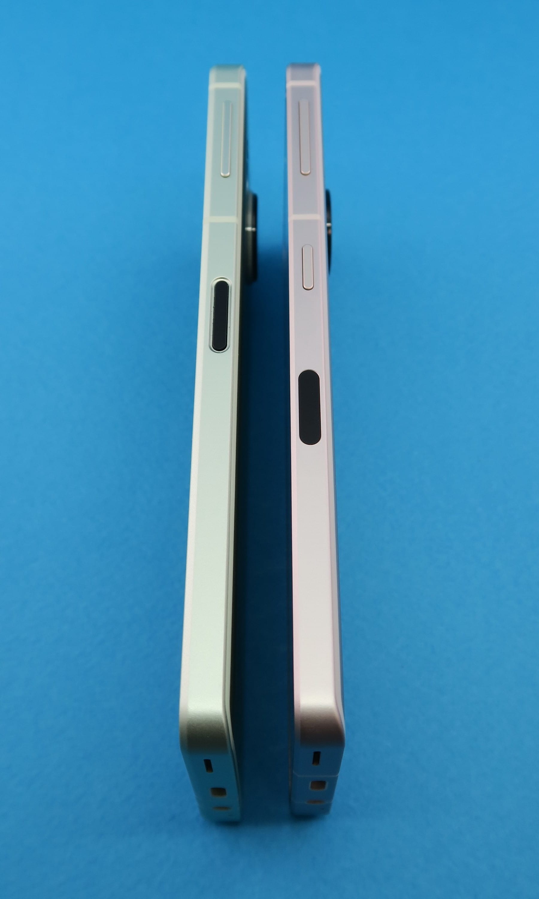 「AQUOS sense8」（左）と「AQUOS sense7」（右）の右側面。「AQUOS sense7」では指紋センサーが独立していたが、「AQUOS sense8」では電源ボタンに内蔵され、自然な位置にレイアウトされた