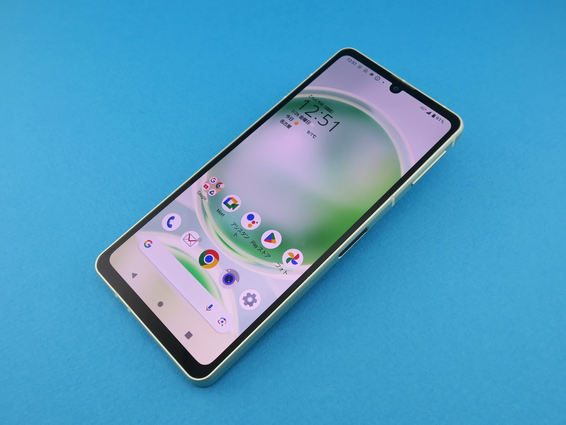 NTTドコモ／シャープ「AQUOS sense8 SH-54D」、153mm（高さ）×71mm（幅）×8.4mm（厚さ）、159g（重さ）、ライトカッパー（写真）、ペールグリーン、コバルトブラック、ブルー（ドコモオンラインショップ限定）をラインアップ