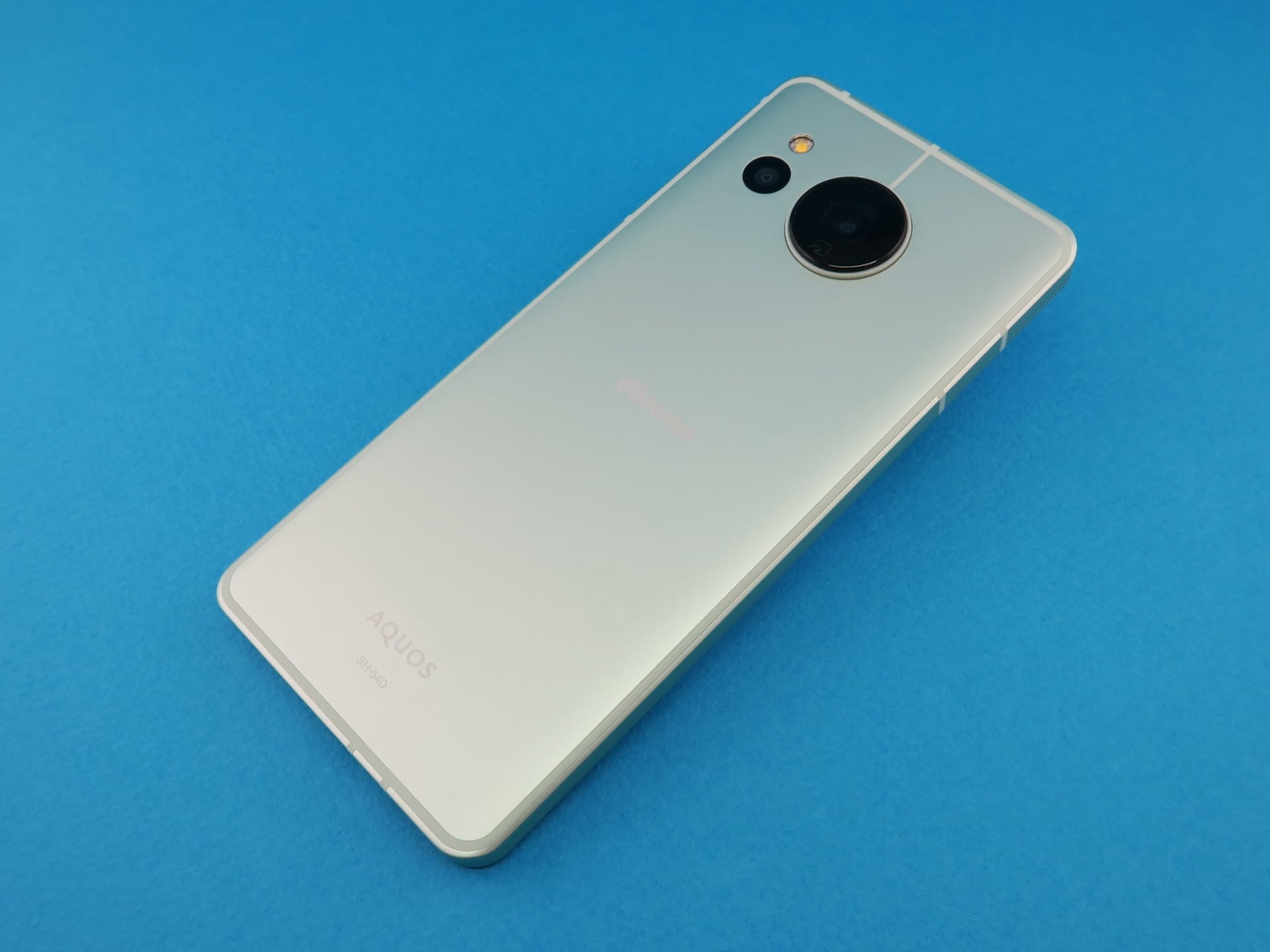 背面は中央上にカメラをレイアウト。NTTドコモ版は背面の中心部分に「NTT docomo」のプリントが入る