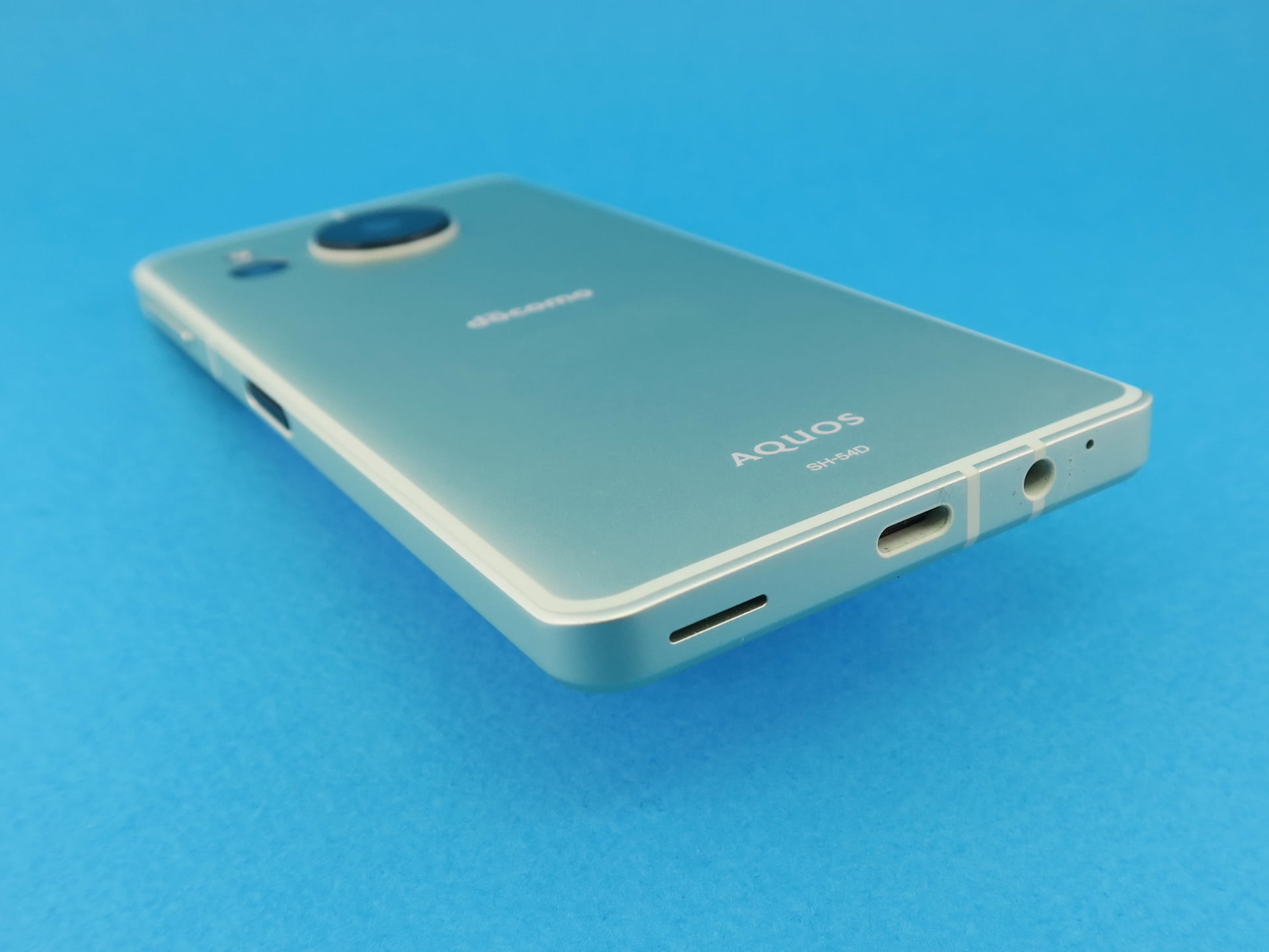 本体下部にはUSB Type-C外部接続端子、3.5mmイヤホンマイク端子を備える