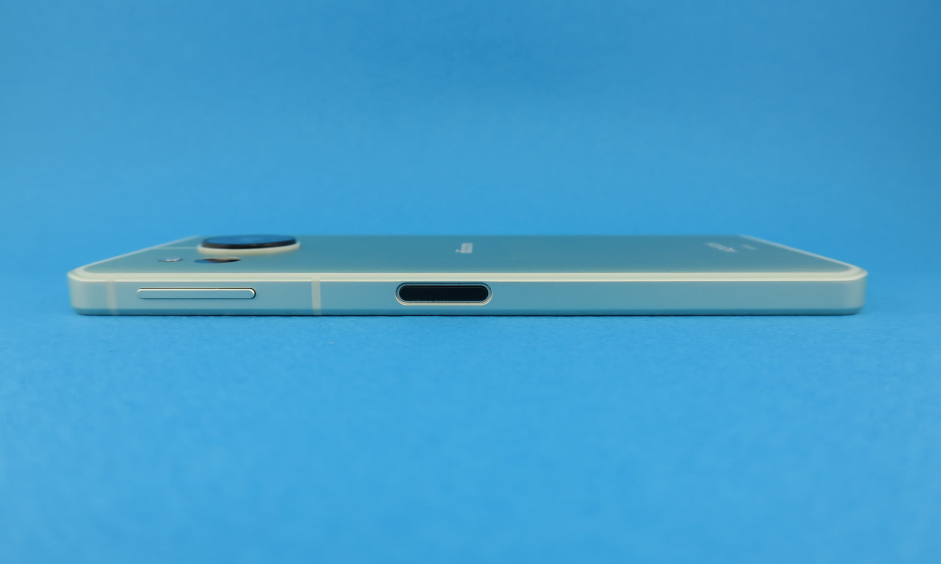 右側面は最上部から順にシーソー式の音量キー、指紋センサー内蔵電源ボタンが並ぶ