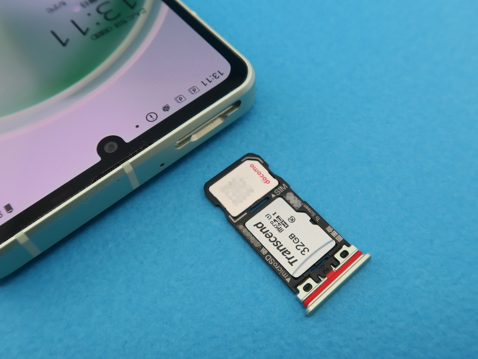 SIMカードトレイにはnanoSIMカードとmicroSDメモリーカードを1枚ずつ装着が可能。デュアルSIMはnanoSIM/eSIMで対応するため、2枚目の回線はeSIMを利用する