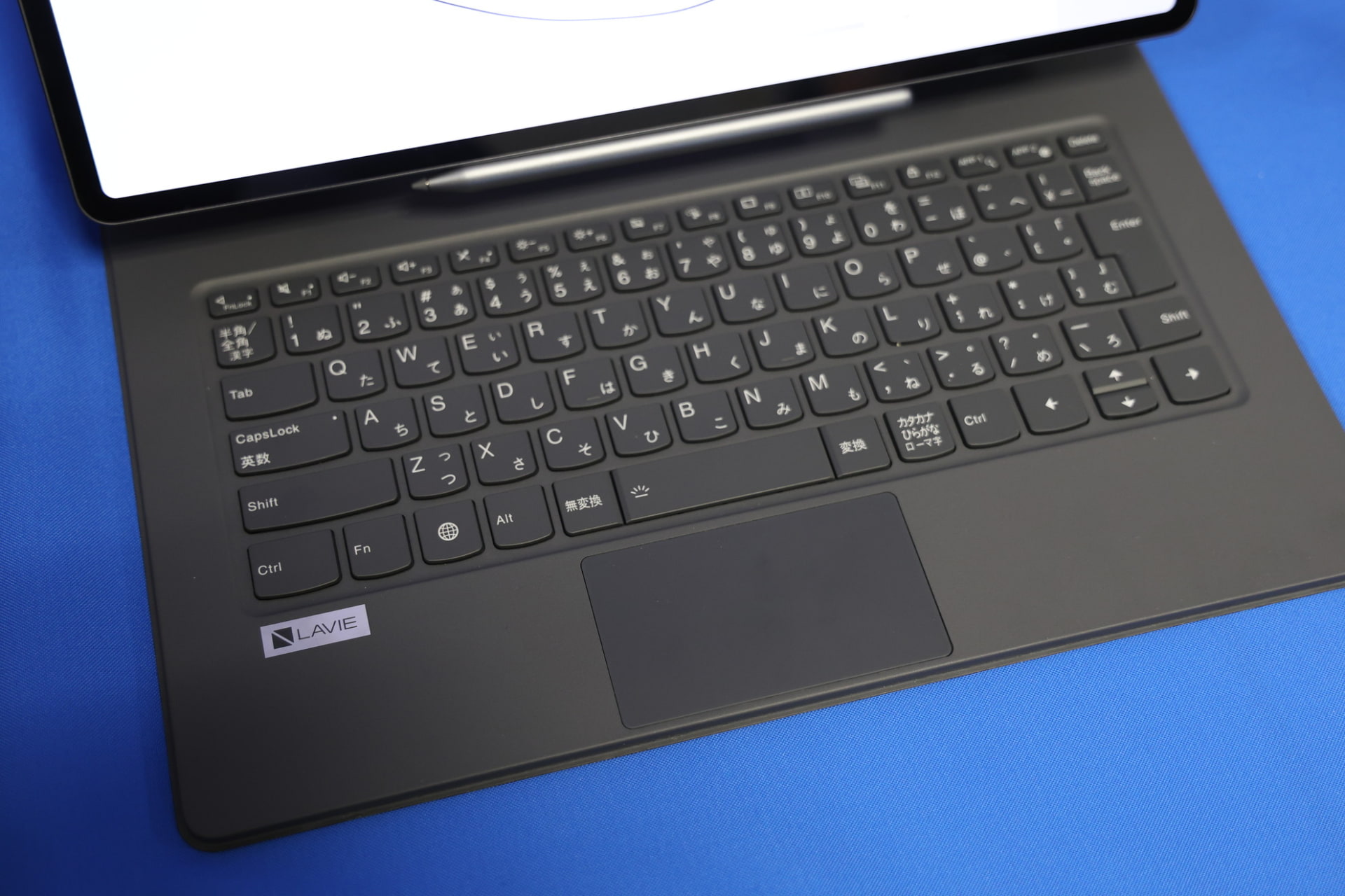 キーボードとタッチパッド。パソコンライクな使い方ができる