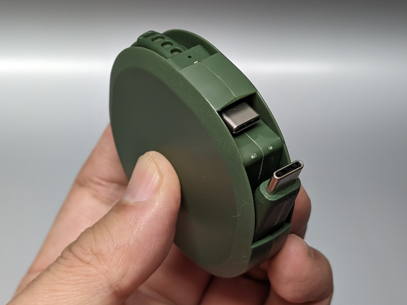 上のコネクタは固定式。下のコネクタを引き出して使用する