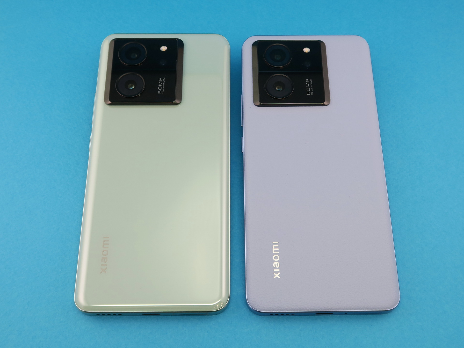 「Xiaomi 13T」（左）と「Xiaomi 13T Pro」（右）の背面はまったく同じデザイン。キャリアのロゴや型番のプリントもないため、見分けが付かない