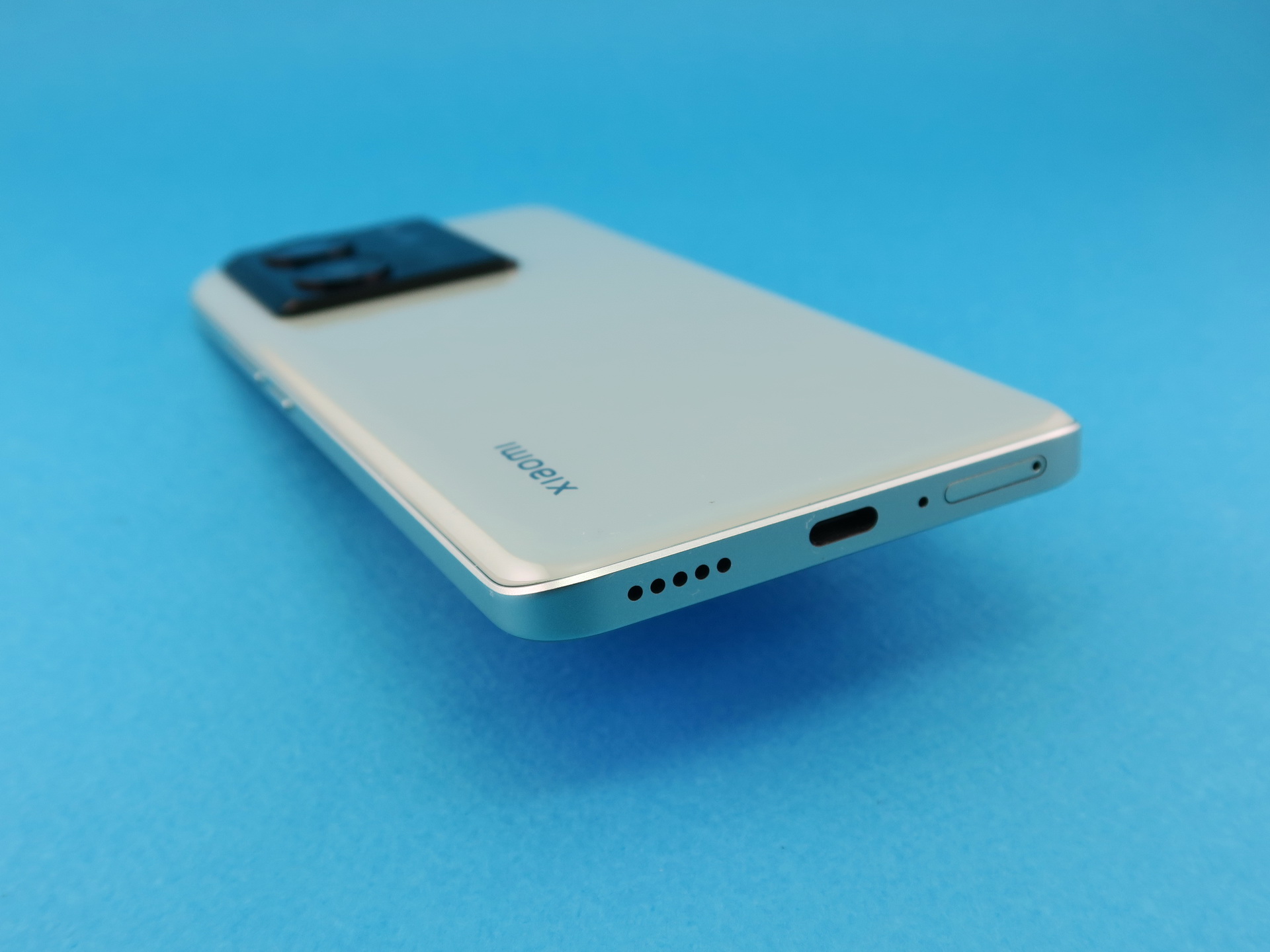 本体下部にはUSB Type-C外部接続端子を備える。右側はSIMカードスロット