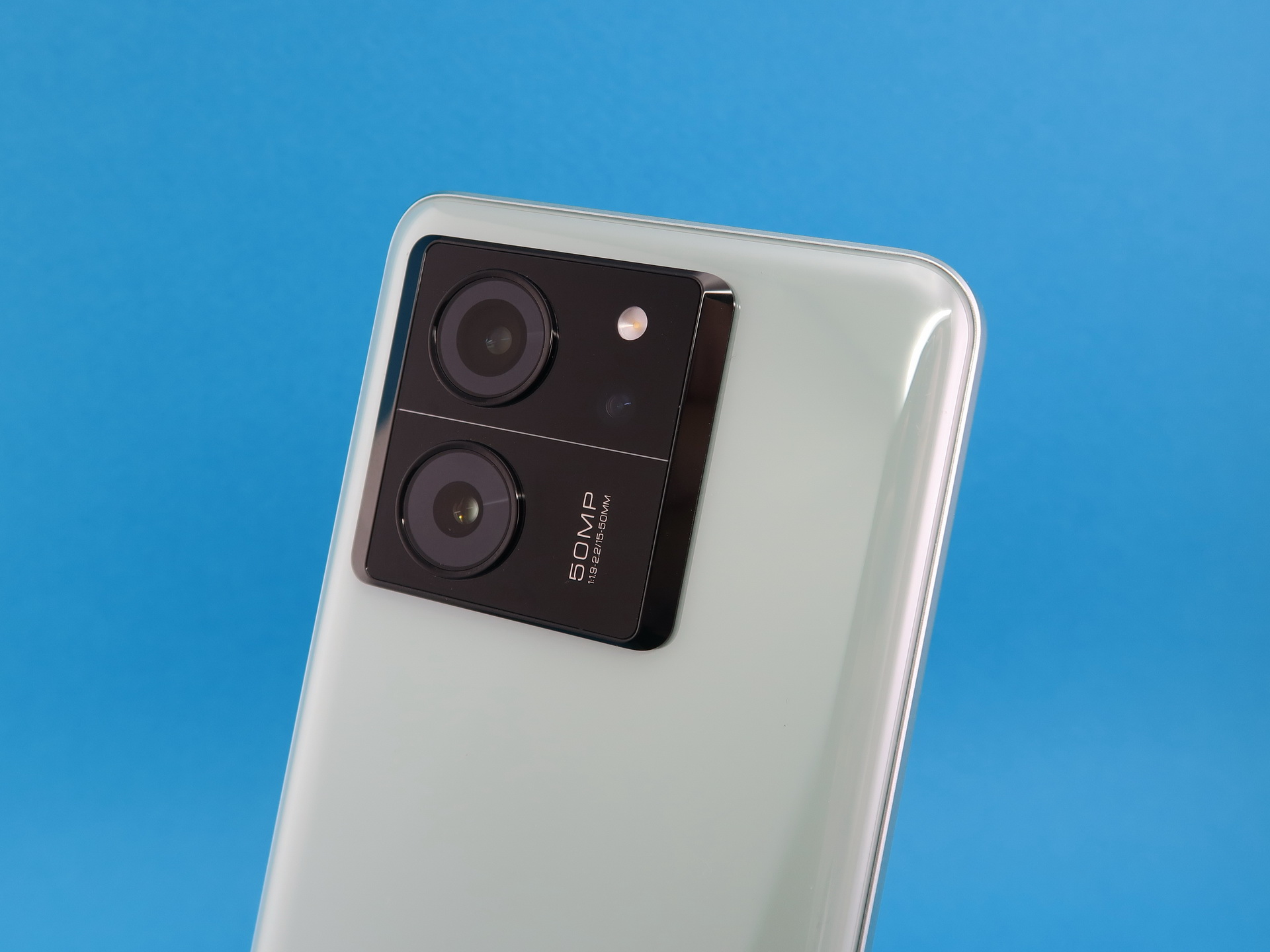 カメラは背面にトリプルカメラを搭載する。広角と望遠に5000万画素イメージセンサーを採用