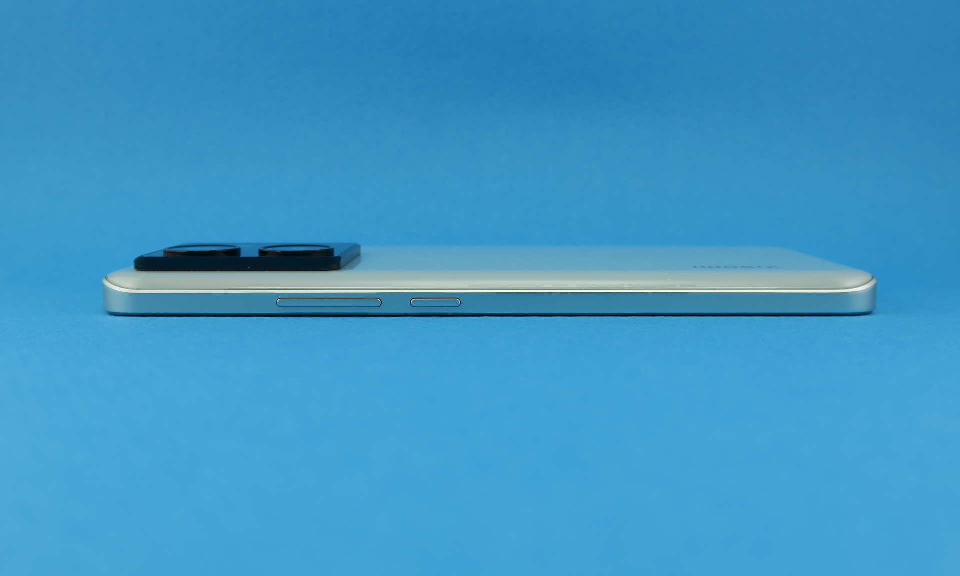 右側面にはシーソー式音量キー、電源ボタンを備える。カメラ部の突起は実測で約4mm程度