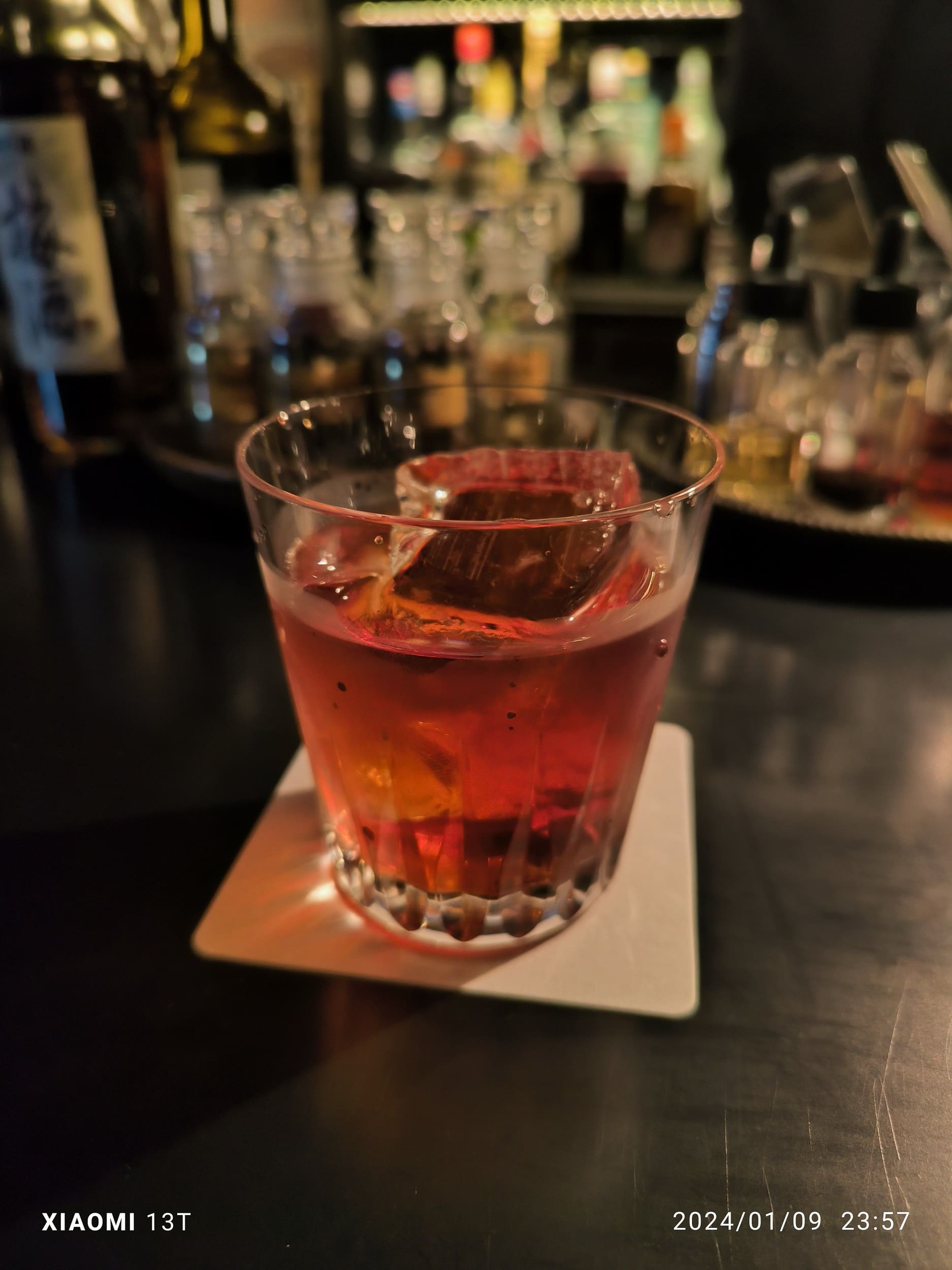 薄暗いバーで撮影。全体的に明るく、背景も自然にボケて、撮影できている