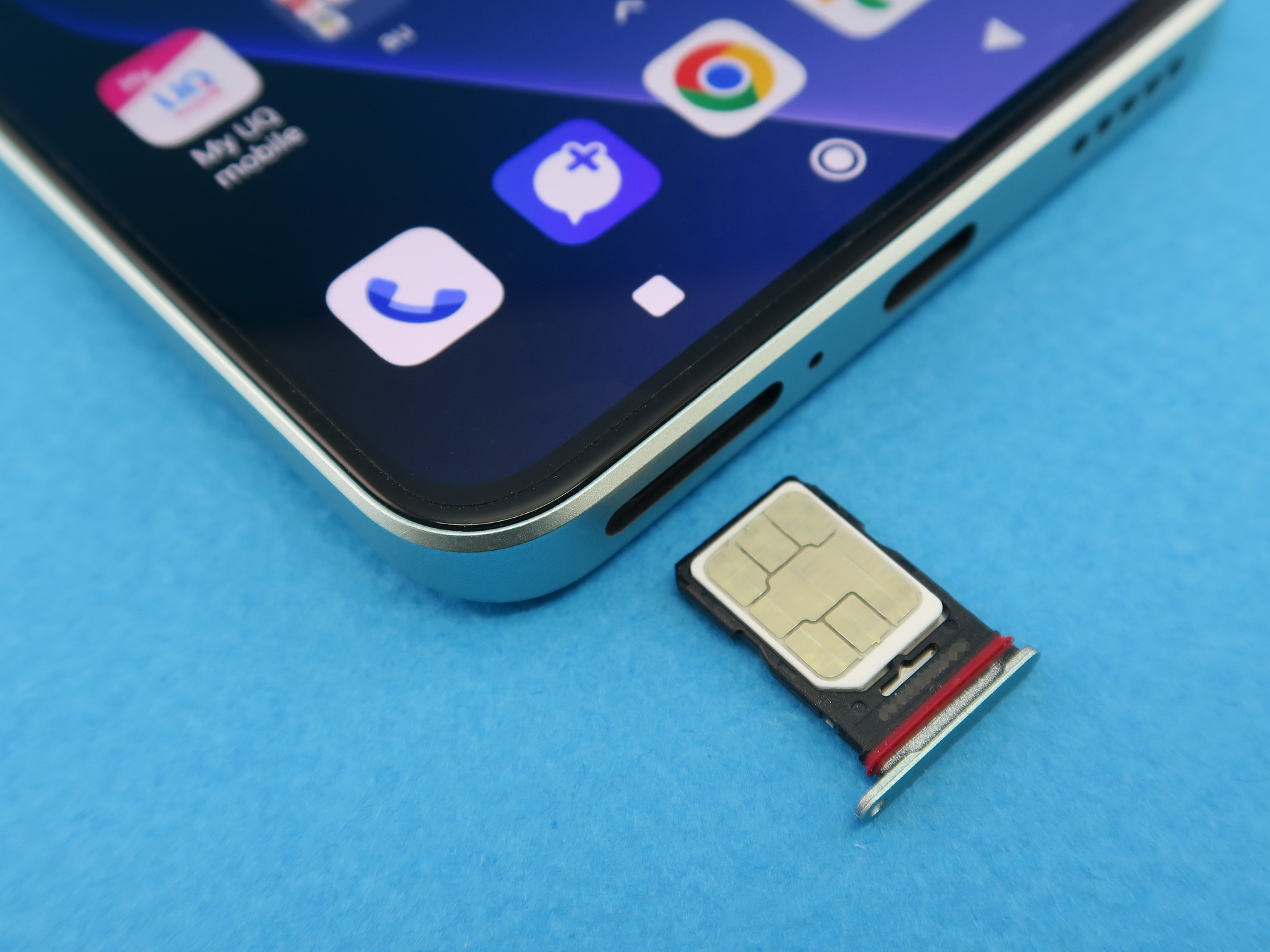 本体下部にピンで取り出すタイプのSIMカードスロットを備える。nanoSIMカードを1枚のみ、装着可能。2枚目のSIMカードはeSIMを利用