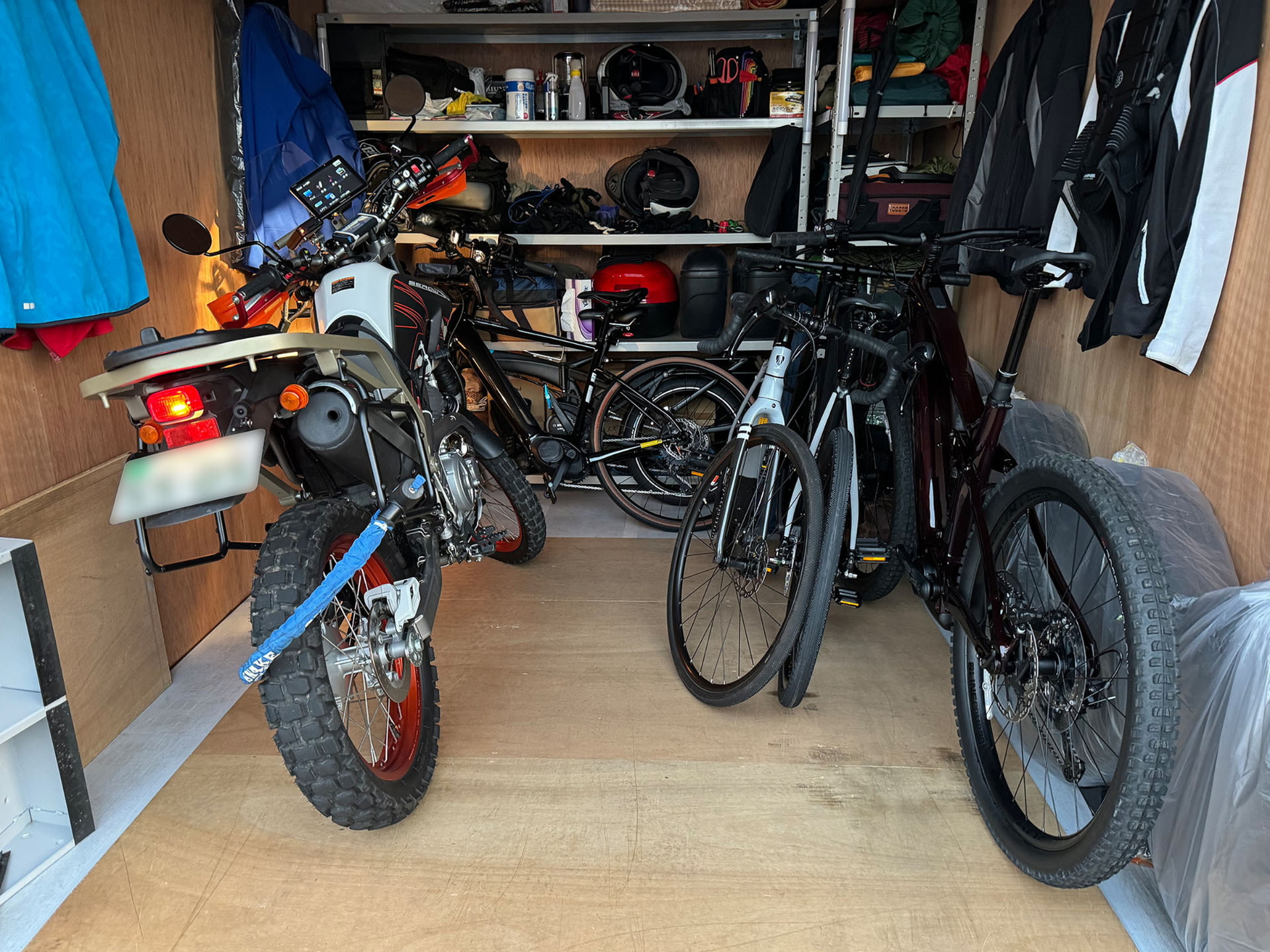 レンタルコンテナ内部。オートバイとe-bike、それからタイヤとかヘルメットとかアウトドア用品とかそーゆーモノを入れている。まめに掃除しているものの、わりとホコリっぽい。