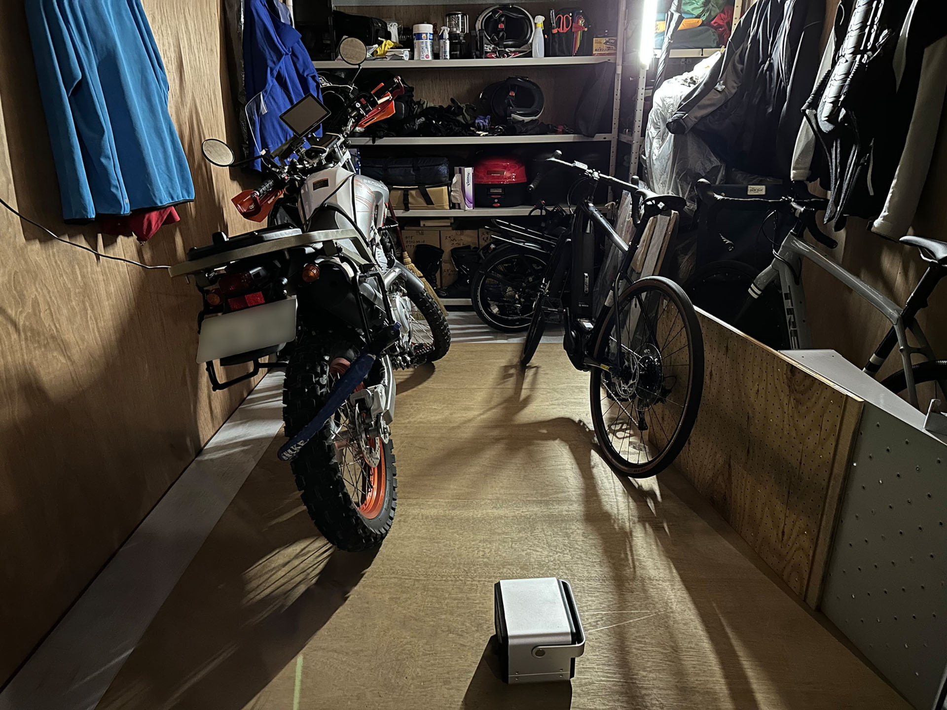 レンタルコンテナには電源がナイので、夕方以降に使う場合は充電式の照明器具が必要になる。手前下にあるのがポータブル電源のAnker PowerHouse。