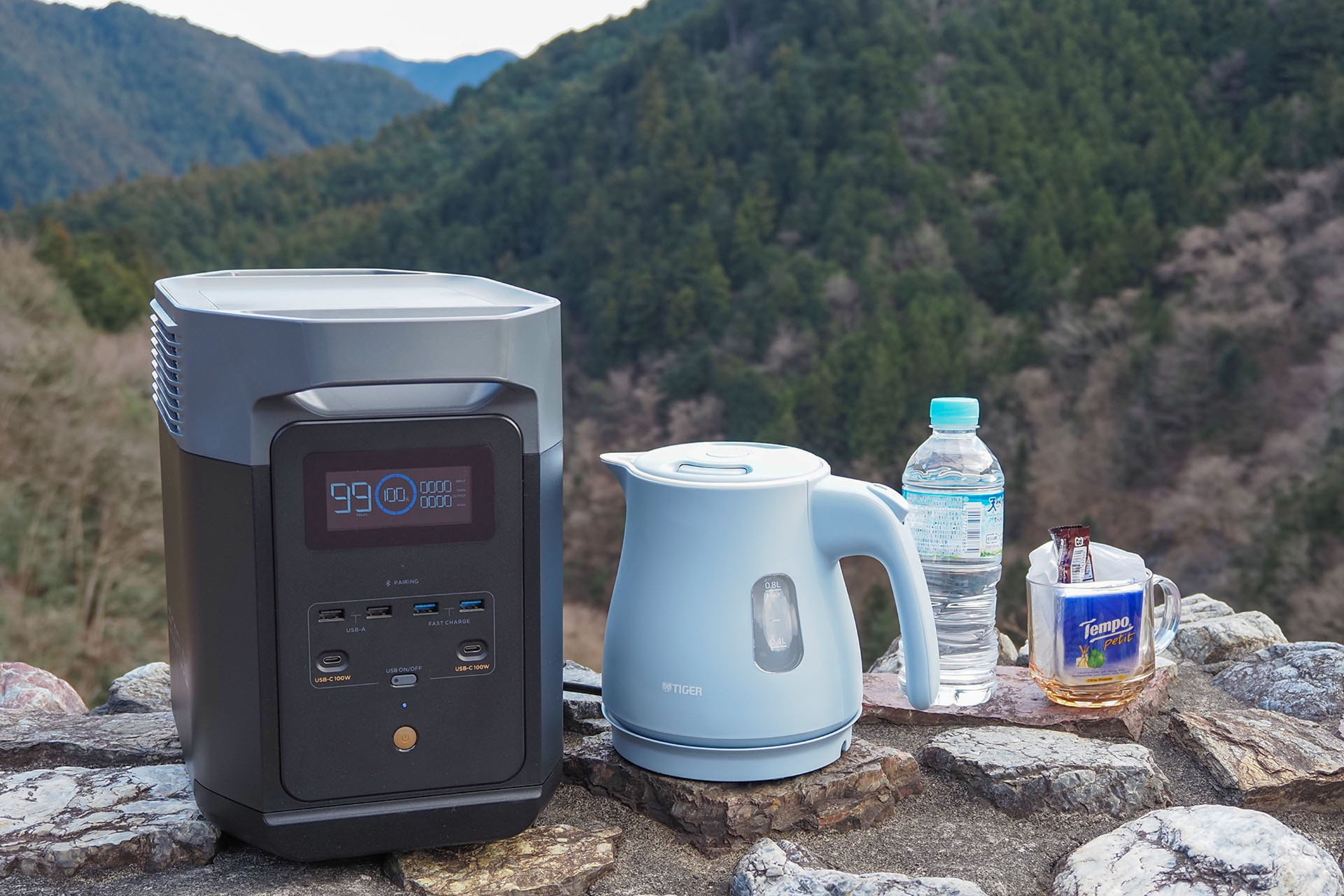 EcoFlow「DELTA 2」は容量1024WhでAC最大出力が合計1500W（サージ 2250W）のポータブル電源。たいていの家電製品を動かせる。出先で電気ケトルを使ってコーヒーを淹れることもできる。