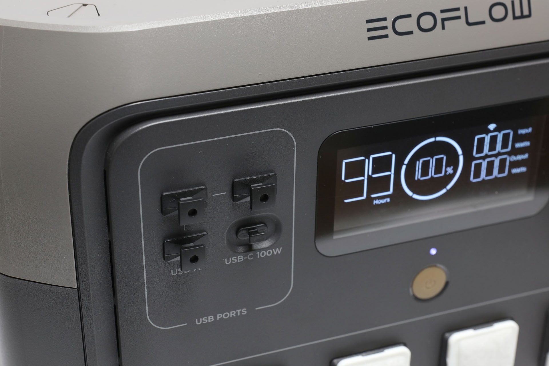 USB-A×3、USB-C×1を保護した様子。