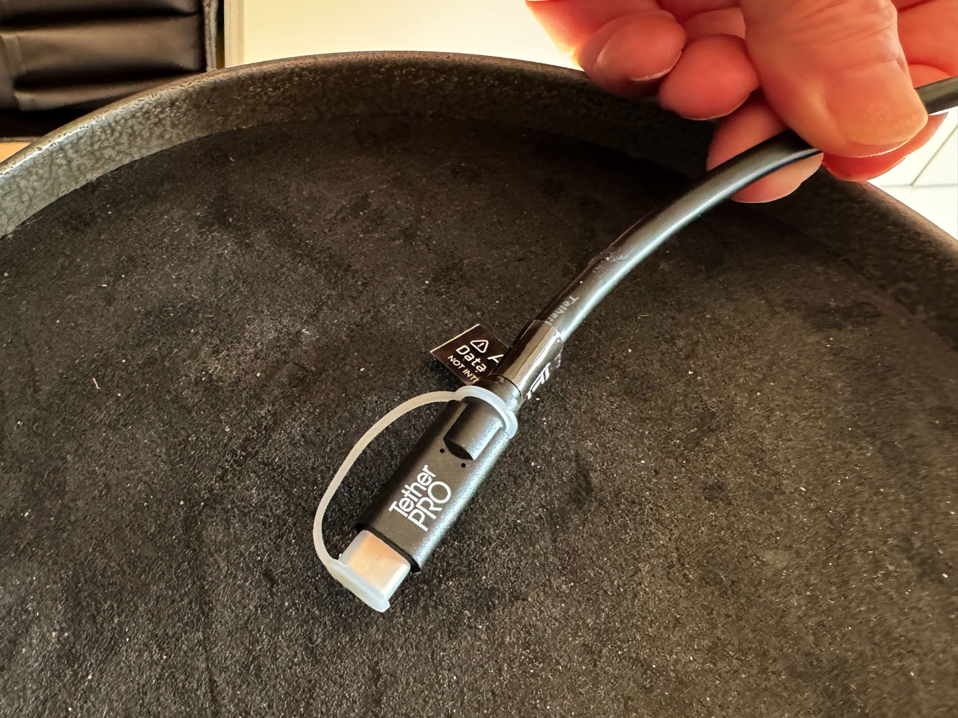 カメラ側ケーブル端をカバーで保護している様子。