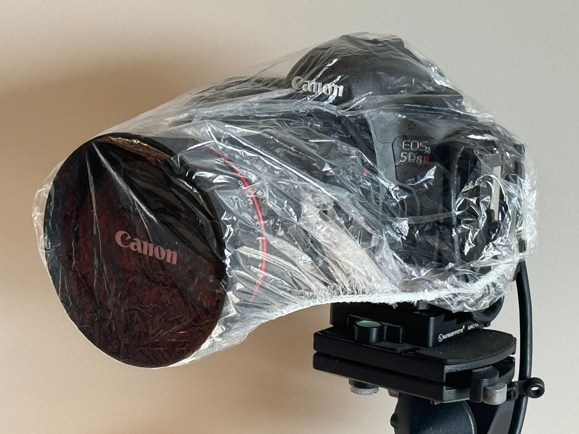 テザー撮影用のスタンドに据えっぱなし・出しっぱなしのカメラは、シャワーキャップで保護している。超お手軽ホコリ付着防止措置。オススメ。