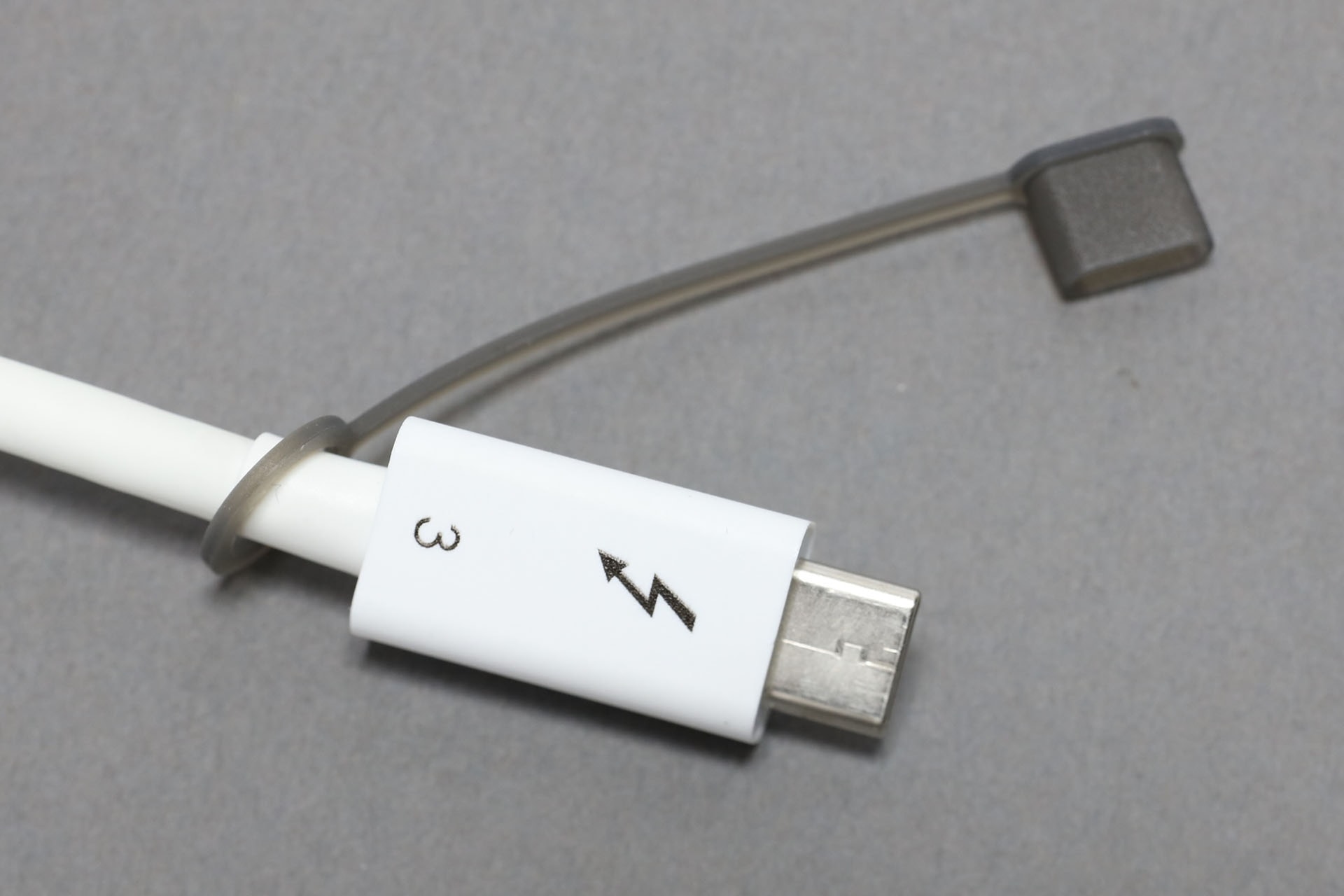 リード付きなどのカバーだと、カバーを外しても紛失しにくい。というかリードが切れるくらいでないと、カバーを紛失することがない。USB-C凸端子用なら「リード付き」を検索ワードに追加すればすぐに見つかるだろう。