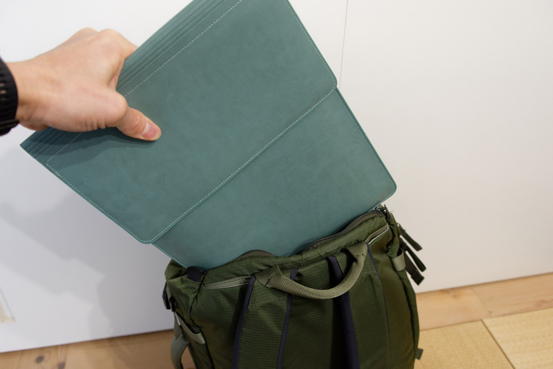 普段使っているバッグのポケット（書類、ノートパソコン入れ）に入れるのがかなり大変になってしまった