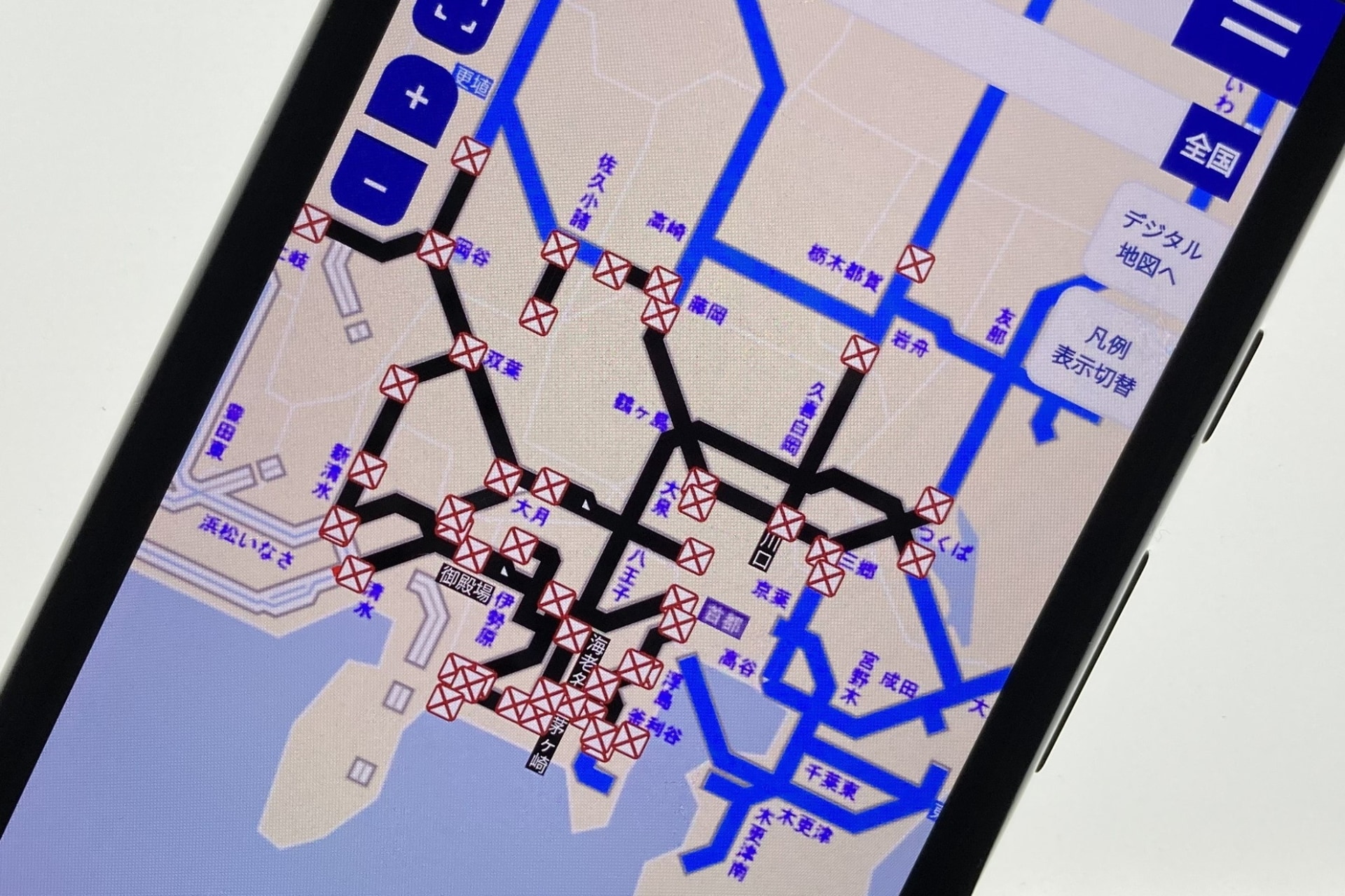 日本道路交通情報センター（JARTIC）のWebサイトより。記事執筆時点で首都圏の高速道路では規制が目立つ