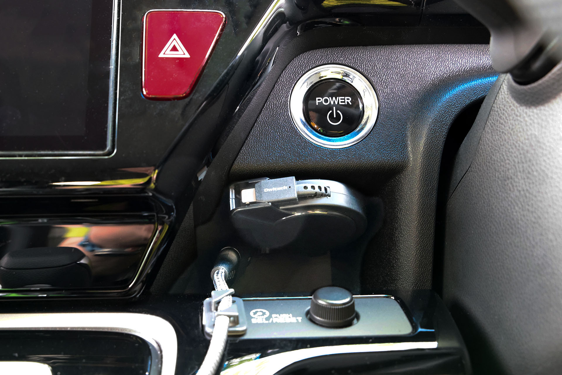 カーナビの右下付近のスペースに、巻き取り式のUSB-A/Lightningケーブルを設置している。