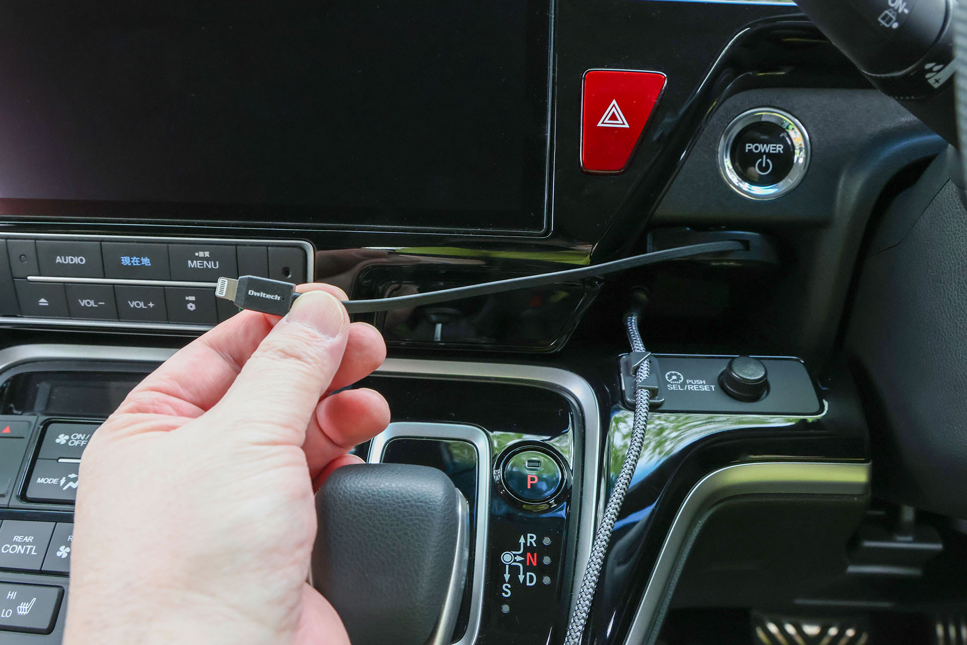 こんな感じで必要な長さだけ引き出せる。75cmまで引き出せる。