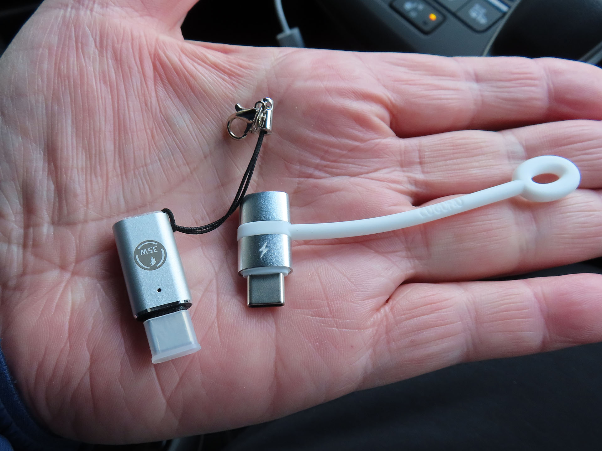 買ったのはこの2つ。左がPPTVCブランド品で2個セット999円。右がcugunuブランド品で100円オフクーポン適用後価格が1299円。どちらも充電やデータ通信に対応している。