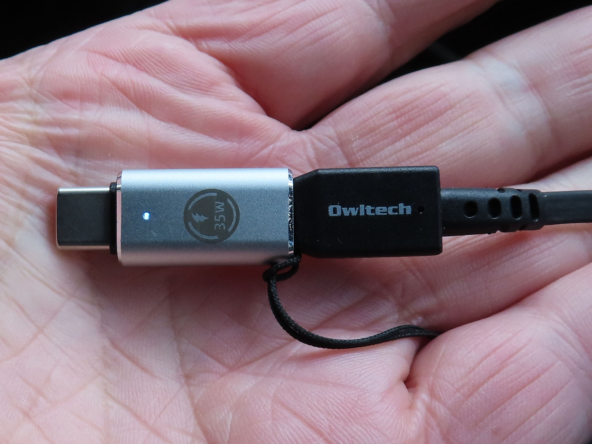 PPTVCブランド品をLightningケーブルに装着した様子。LEDインジケーターが光る。