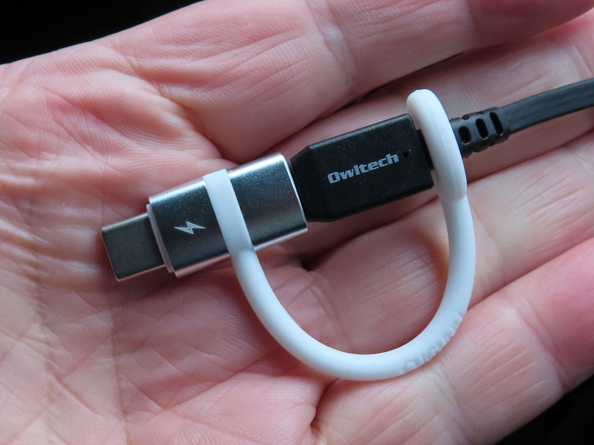 cugunuブランド品をLightningケーブルに装着した様子。シリコンの紛失防止リード付き。