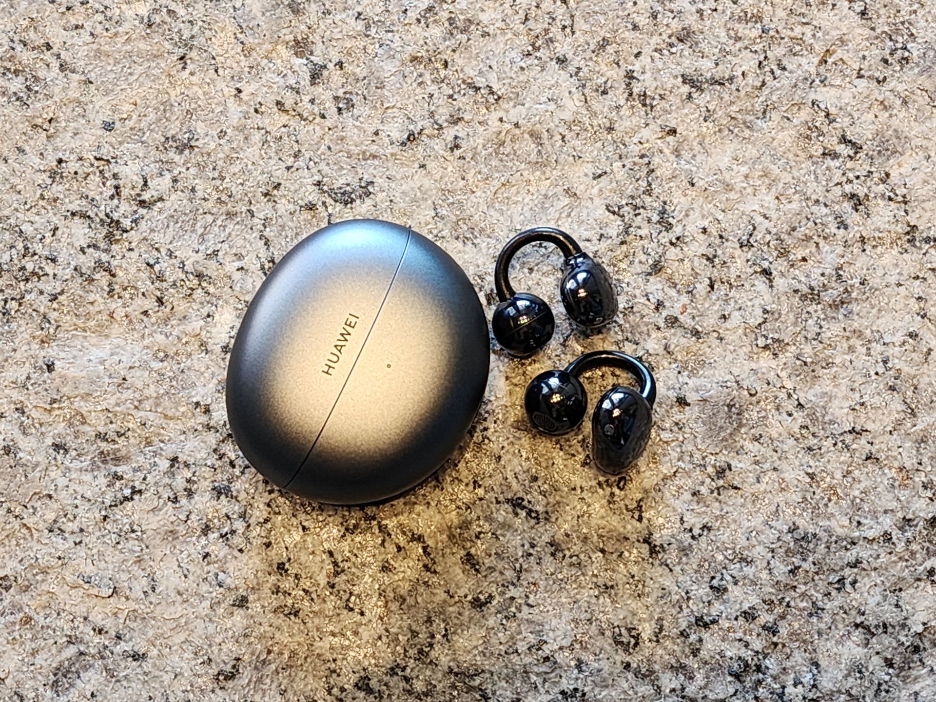 ファーウェイの「FreeClip」。試用品を提供されたので使ってみました。このカラーはブラック。ほかにラベンダーがあります