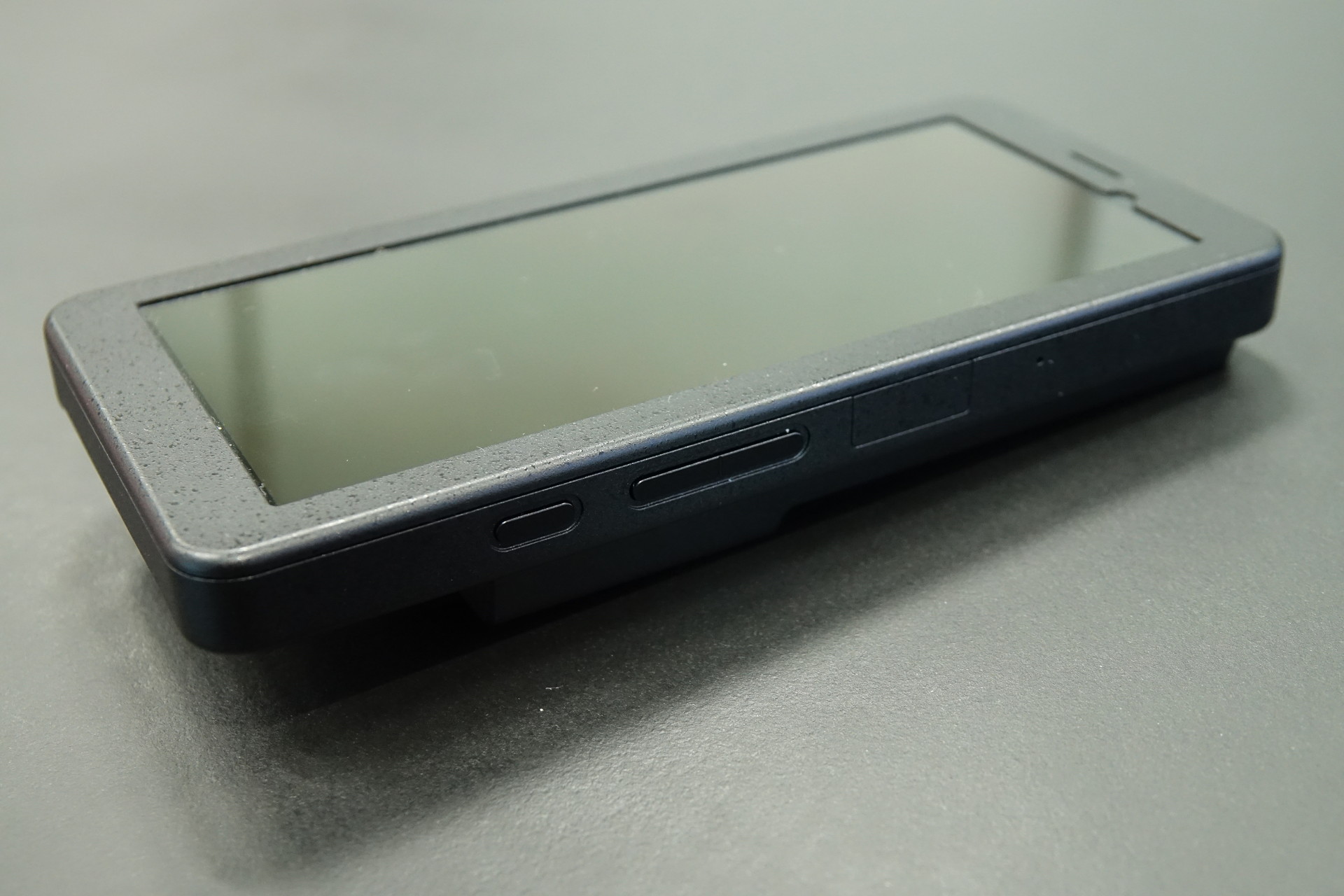 音声通話には対応しない。ただLINEなどアプリによる通話は可能という