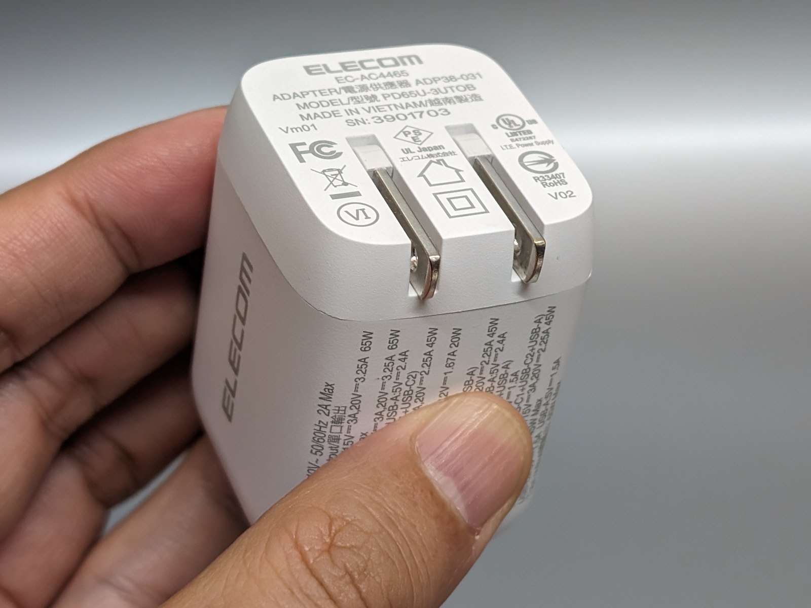 プラグは折りたたみ式で持ち歩きにも便利だ