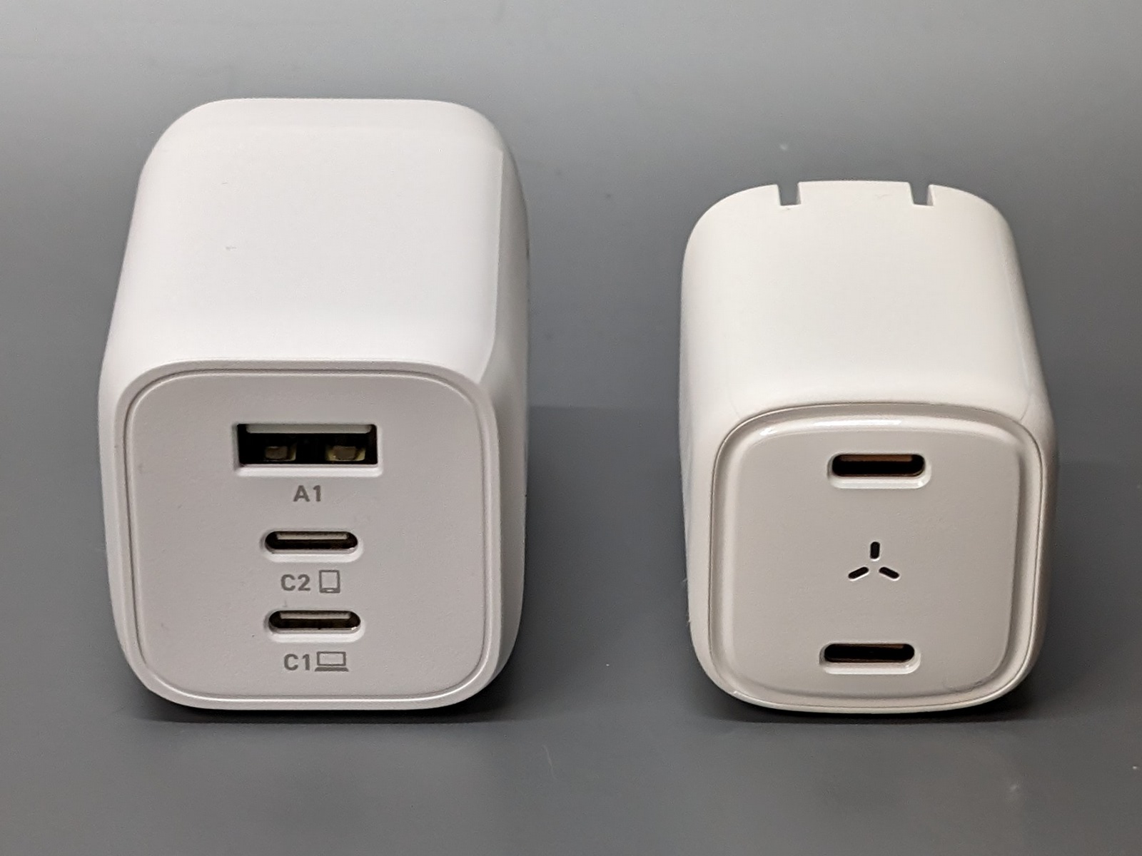 前回紹介したVOLTME「Revo 30 Duo CC」（右）との比較。ポート数が多いこともありひとまわり大きい