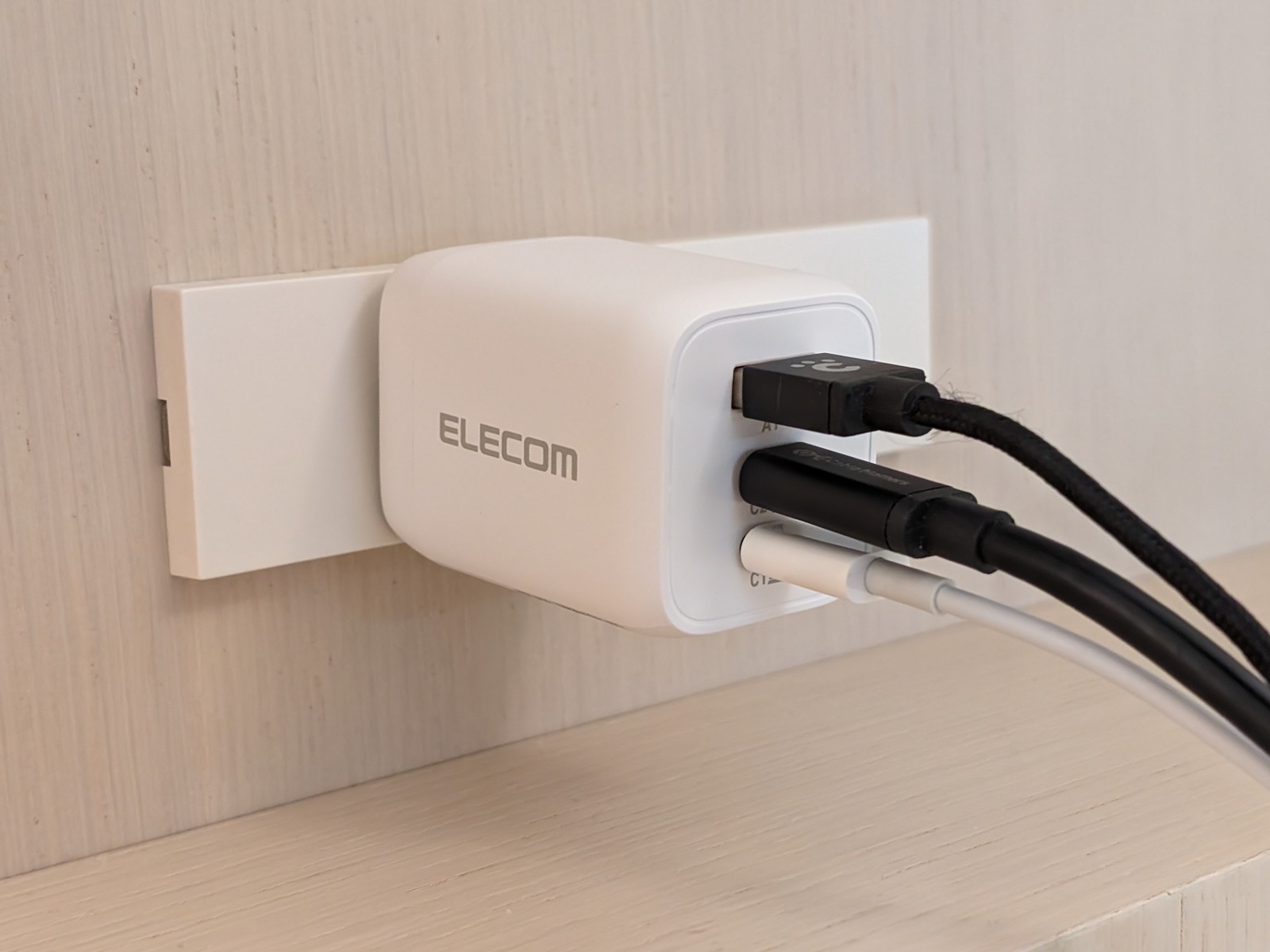 全長が短いためケーブル3本を同時接続しても自重で脱落しにくい