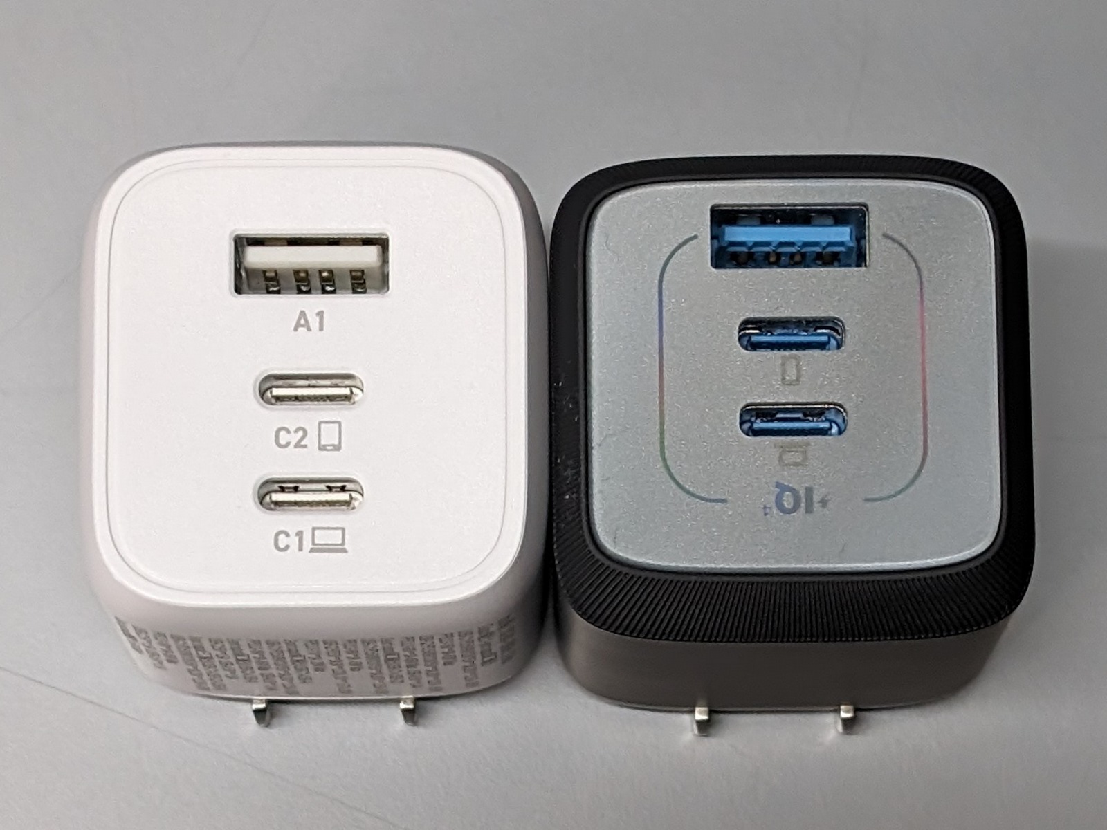 同じポート構成の他モデルと比べてもポートの間隔に余裕があるのは隠れた利点