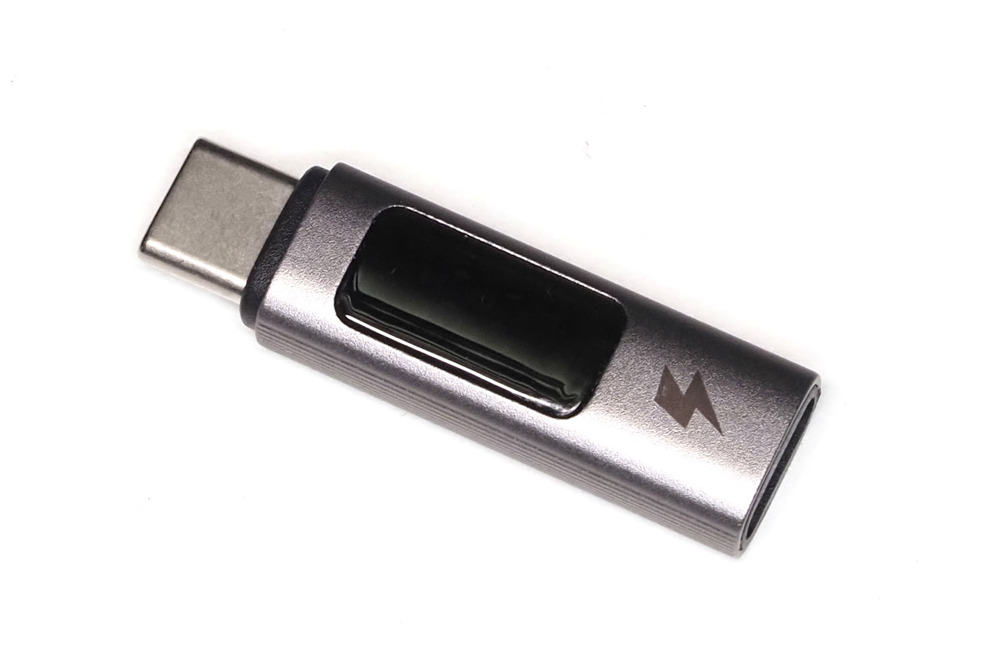 Mcdodoブランドの<a href="https://www.amazon.co.jp/dp/B0CNXJNJLM" class="strong bn" target="_blank">電力表示機能付きアダプター</a>。Amazonで1299円で売られていた。USB-Cケーブルの先端に着ける凹USB-C/凸USB-Cアダプターで、100WまでのPD充電に対応している。