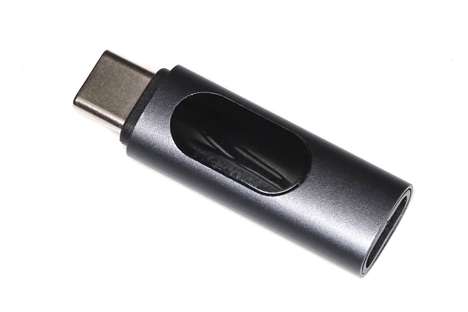 SIKAI CASEブランドの<a href="https://www.amazon.co.jp/dp/B0CP3GPJK2" class="strong bn" target="_blank">電力表示機能付きアダプター</a>。Amazonで799円。これもUSB-Cケーブルに表示機能を追加するための製品で、100WまでのPD充電に対応している。