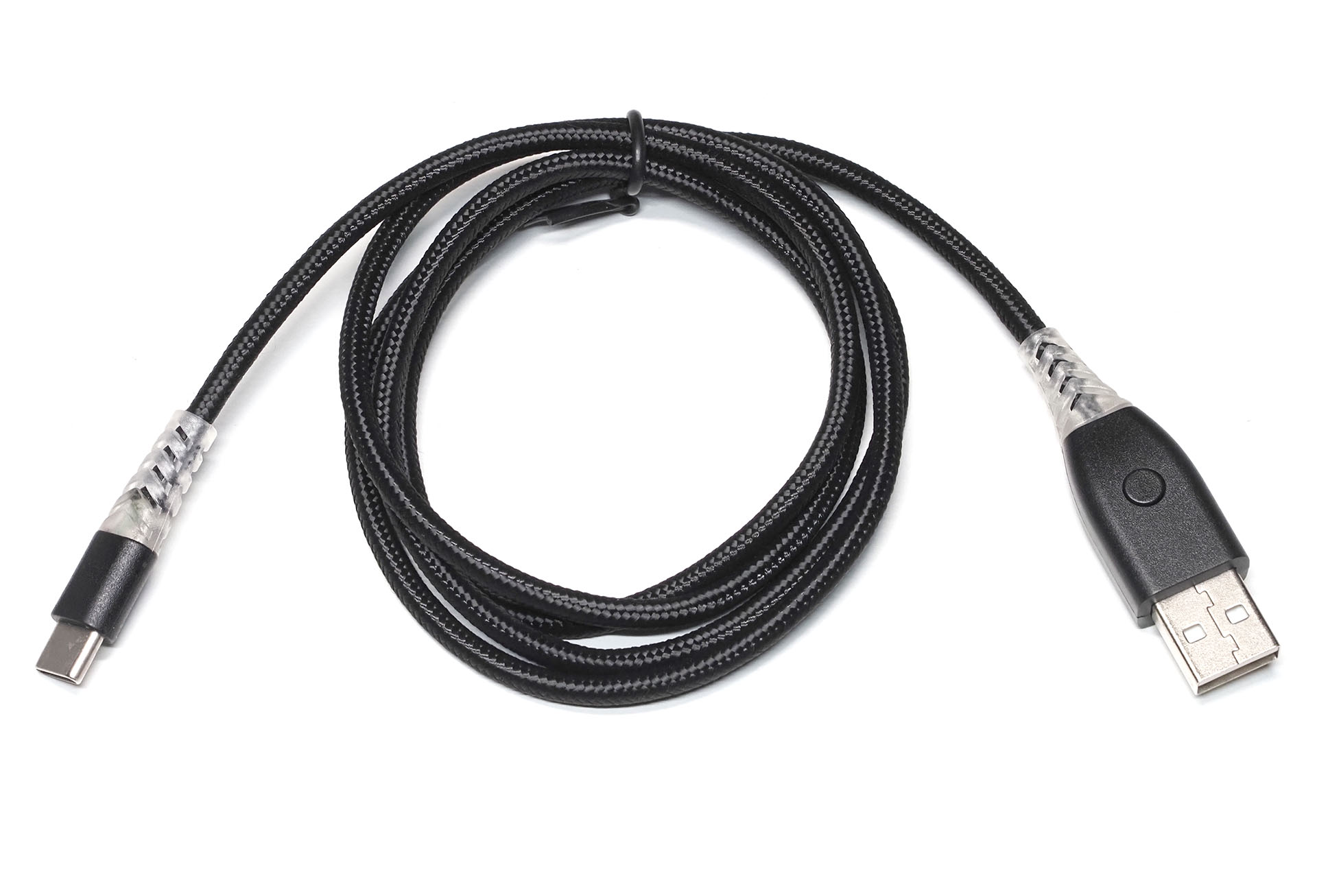 1mのUSB-C/USB-Aケーブルで、データ通信はUSB2.0。光るのは両方の端子根元。