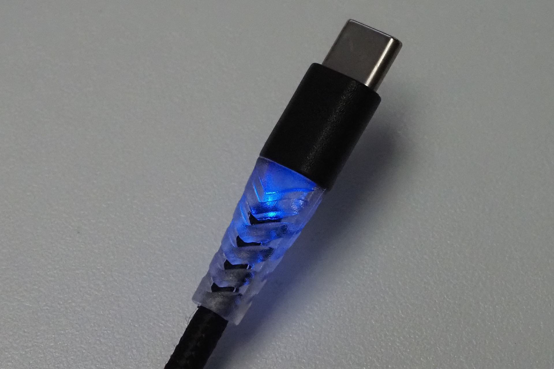 端子根元が青く光れば非充電時。ケーブルをUSB-ACアダプターなどUSB電源に接続しただけで光る。