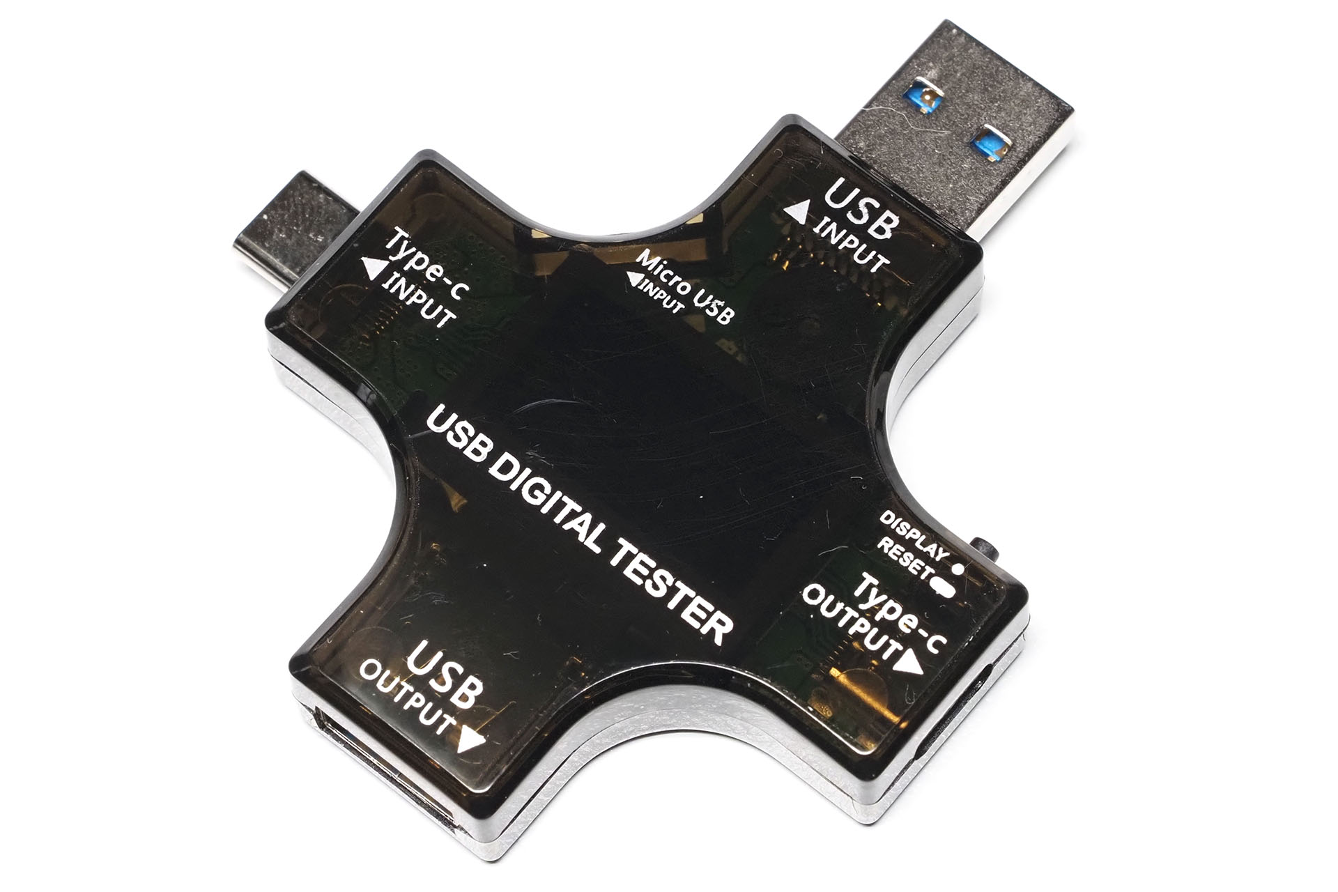 多くのUSBチェッカー（USBテスター）はポケットサイズ。コレは5年くらい前に1000円くらいで買ったような……。