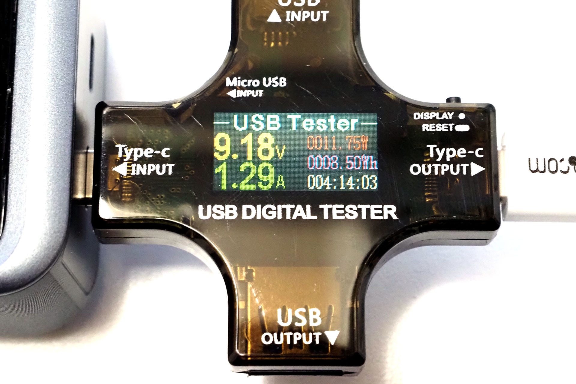 電源とデバイスの間にセットすると、充電中にこんな表示がなされる。「どんな電流・電圧で充電されているのか？」を詳細に知ることができる。