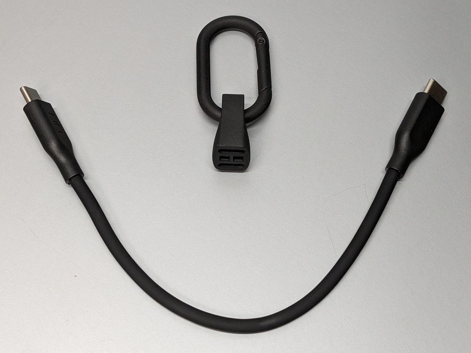 同じCIOから発売されている全長15cmのショートケーブルと並べた状態