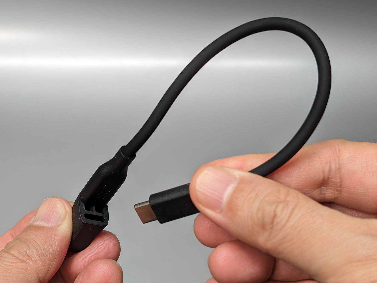 ケーブルの両端をホルダーに差し込むと…