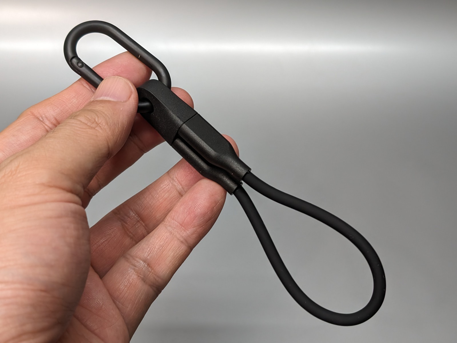 さながらストラップのような外観になる。ロック構造こそないが、抜き差しはしっかりとした感触があり、容易に脱落することはない