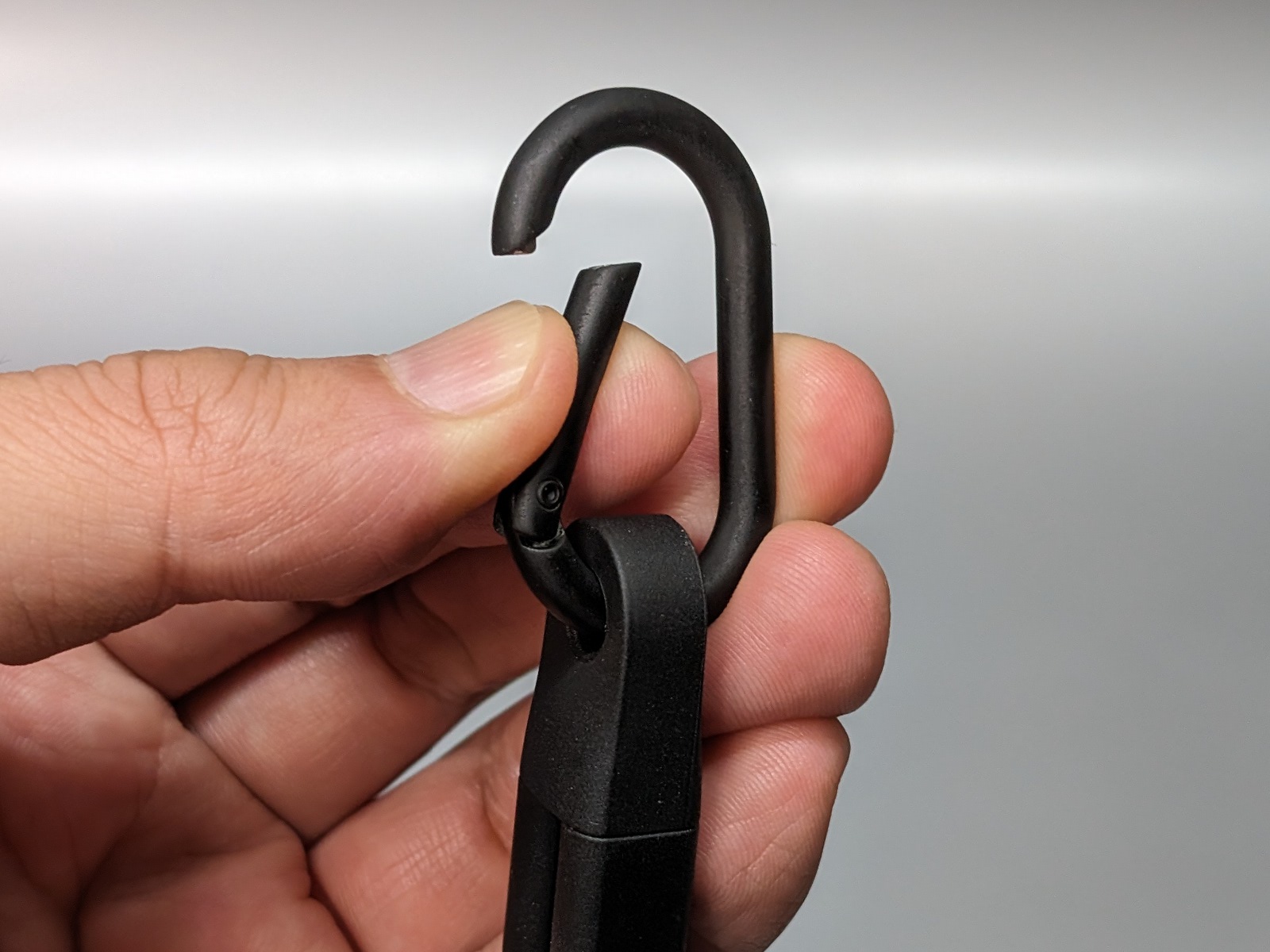 カラビナを用いてキーホルダーなどに取り付けられるほか、バッグの内ポケットに吊るしておくこともできる