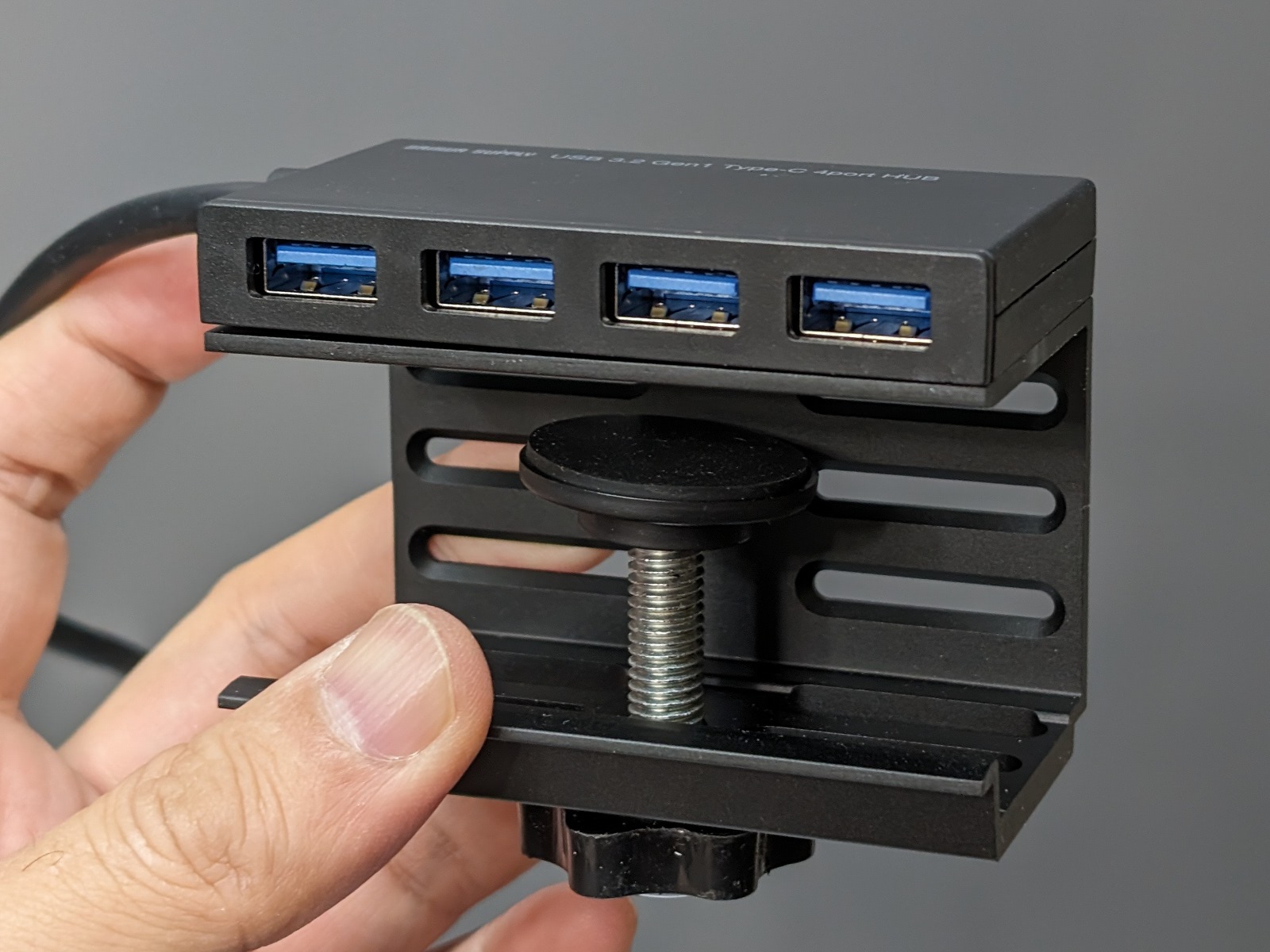 製品本体。クランプ構造を採用したベース部の上にハブ部が合体した構造