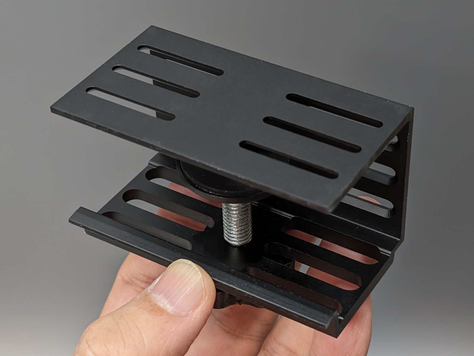 ベース部。ハブ部をネジ止めできるプレートがコの字状になっている