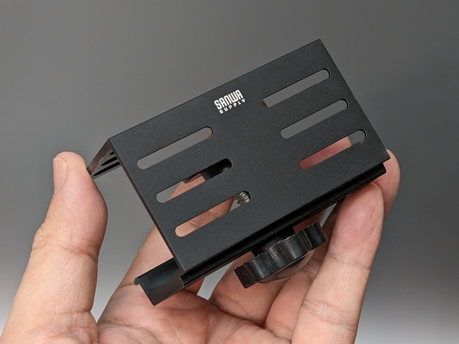 ハブ部はベース部の上面だけでなく背面にも取り付けられる