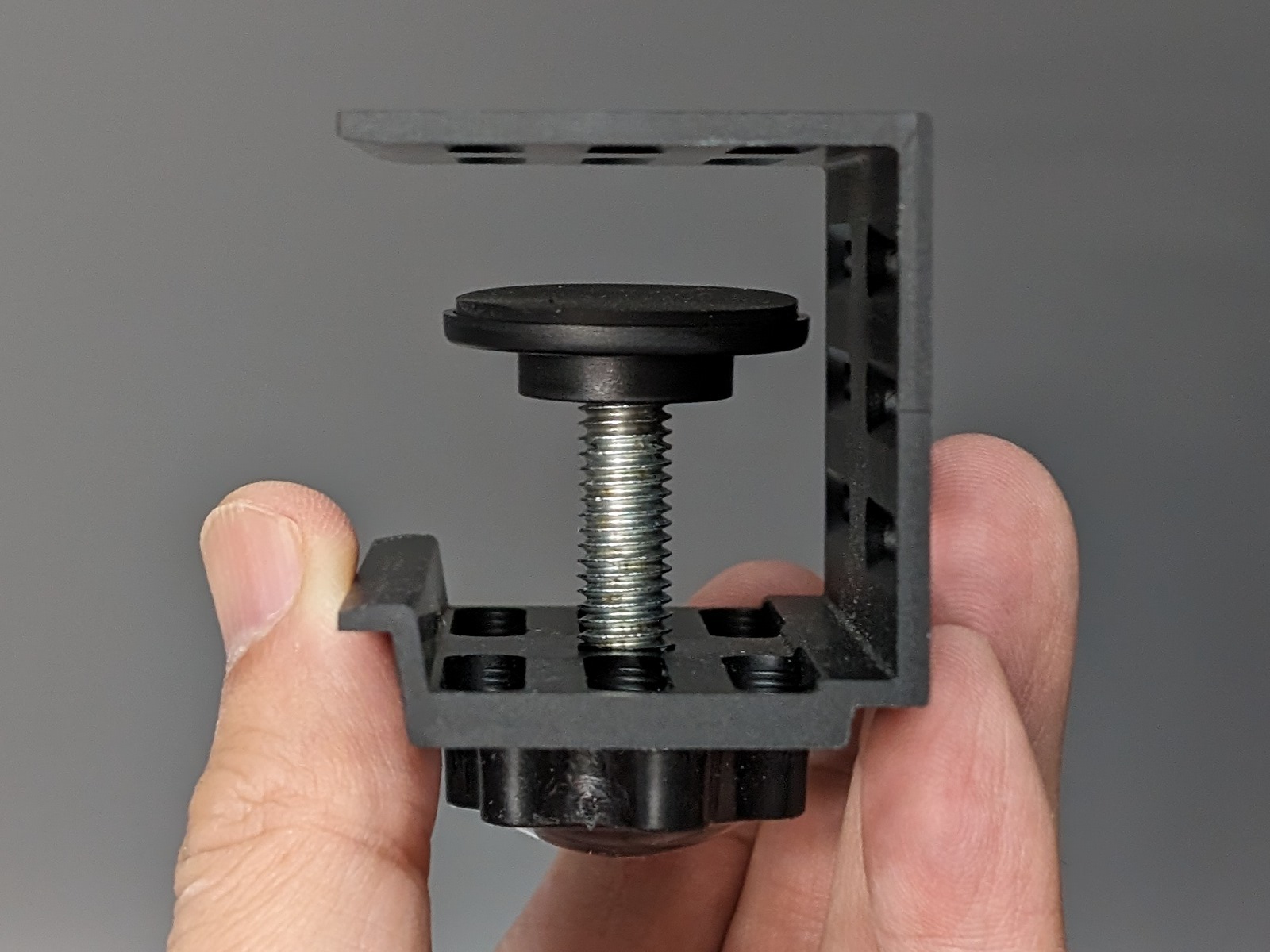 クランプ構造を採用し、12～30mmの天板に取り付けが可能